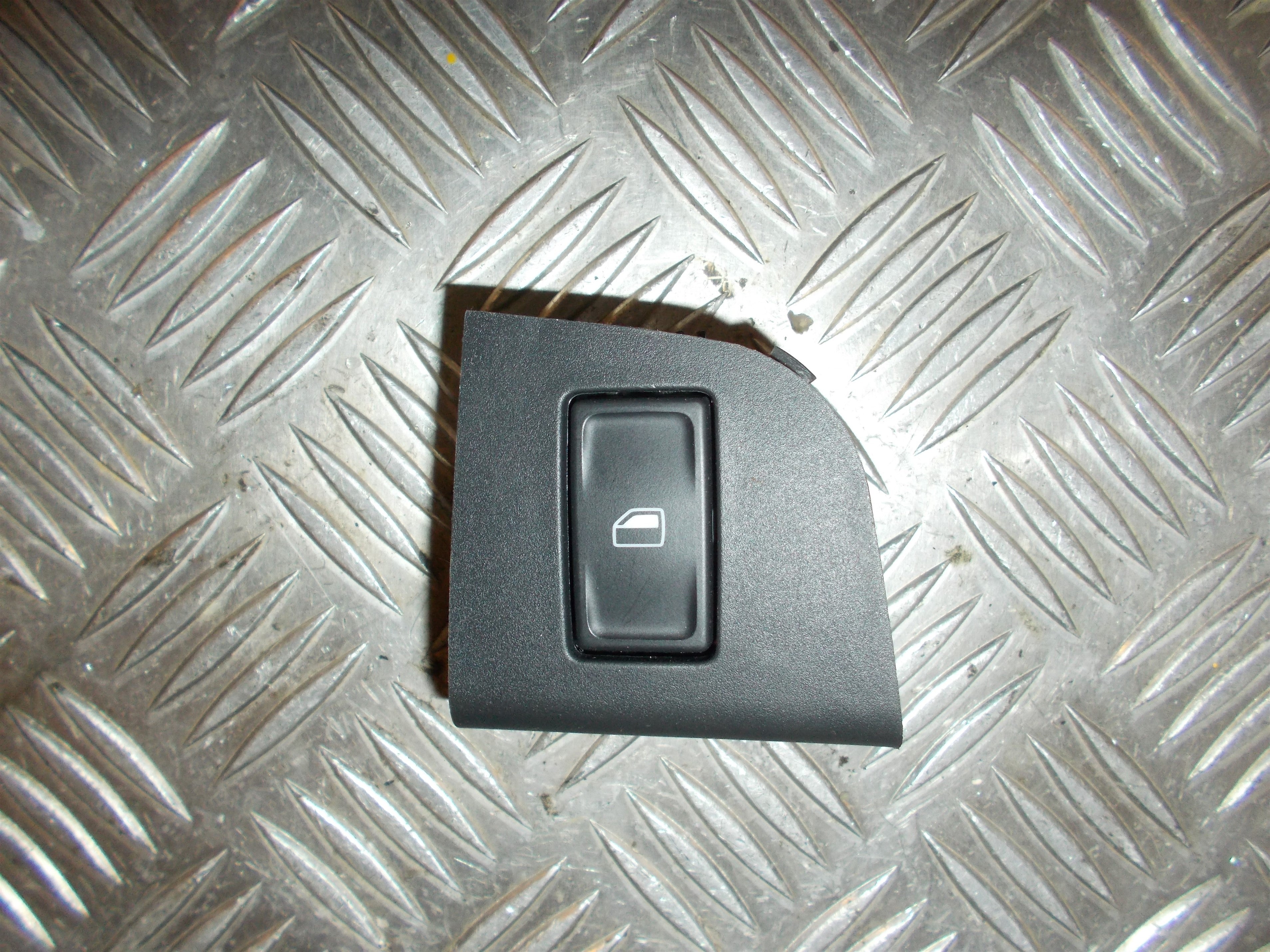 Skoda Octavia Kontakt Rudehejs Med OEM Nr. 5E0959855 Fra Skoda Ophugger