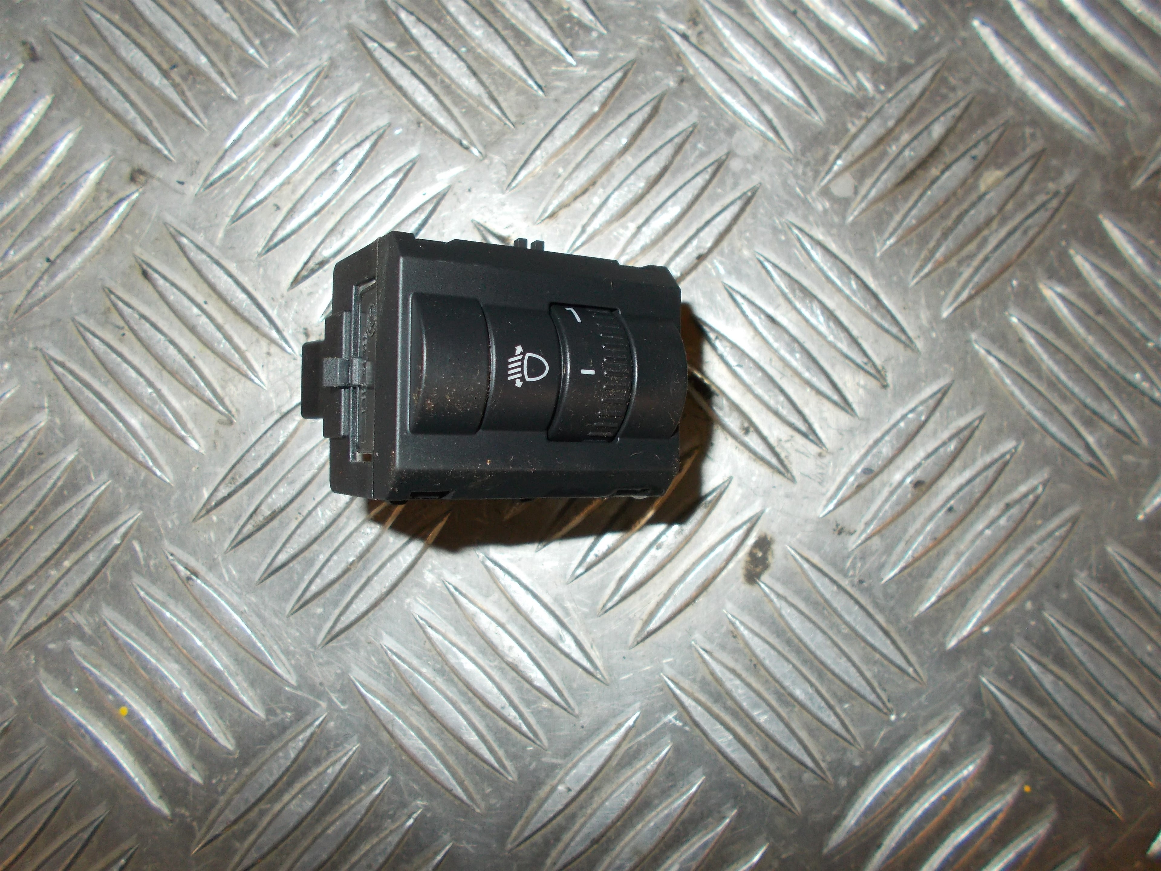 Skoda Octavia Kontakt Lygtejustering Med OEM Nr. 5E0941333A Fra Skoda Ophugger