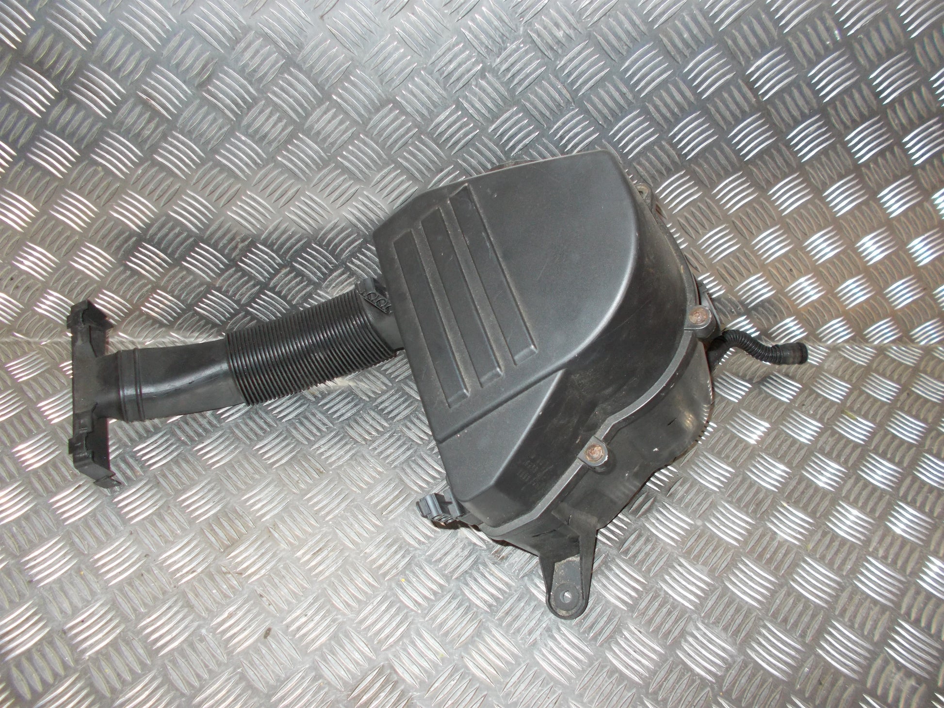 VW Polo 6R Luftfilterkasse  Med OEM Nr. 6R0129601C Fra VW Ophugger