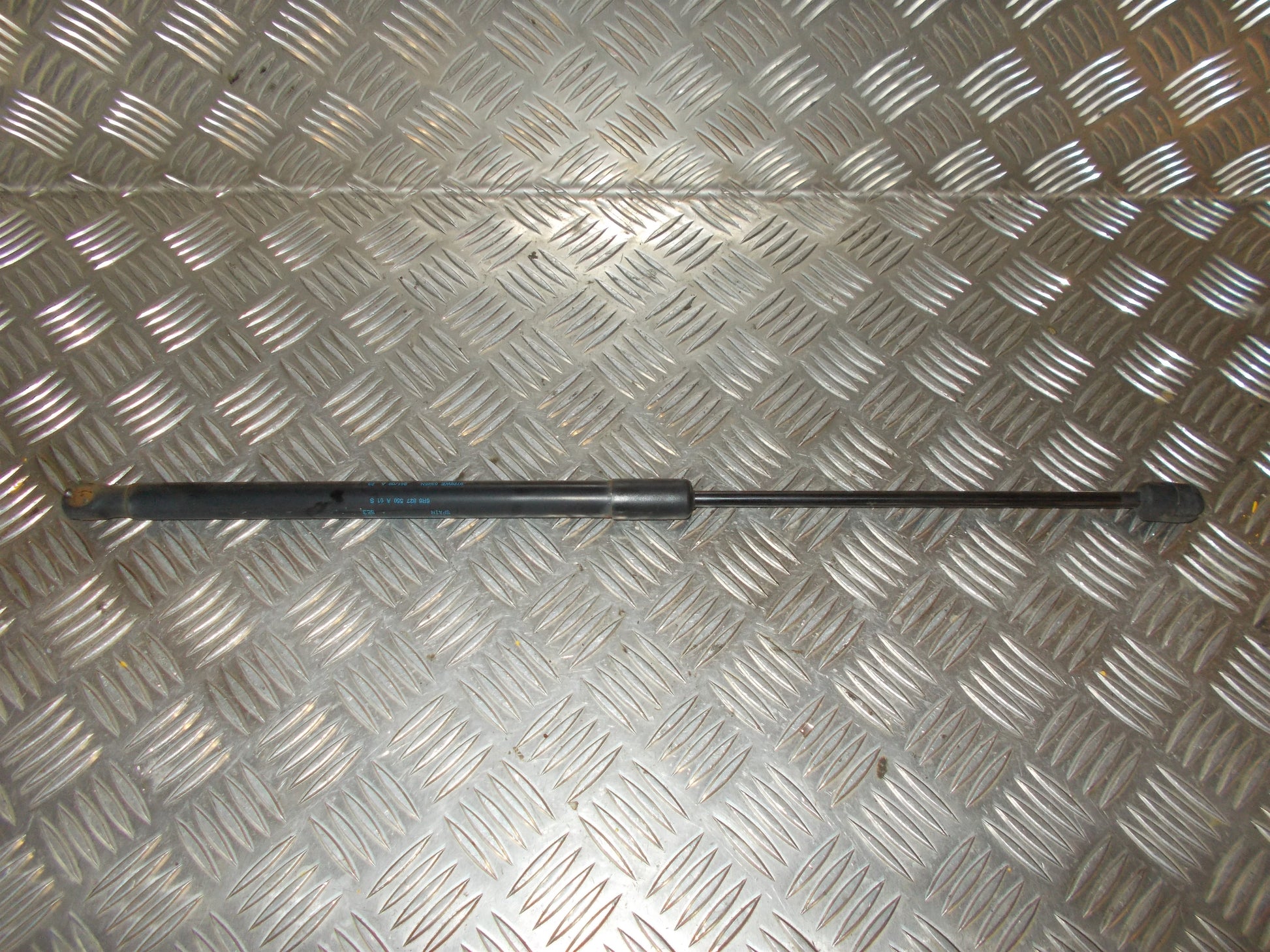 VW Polo 6R Bagklapsdæmper Med OEM Nr. 6R6827550A Fra VW Ophugger