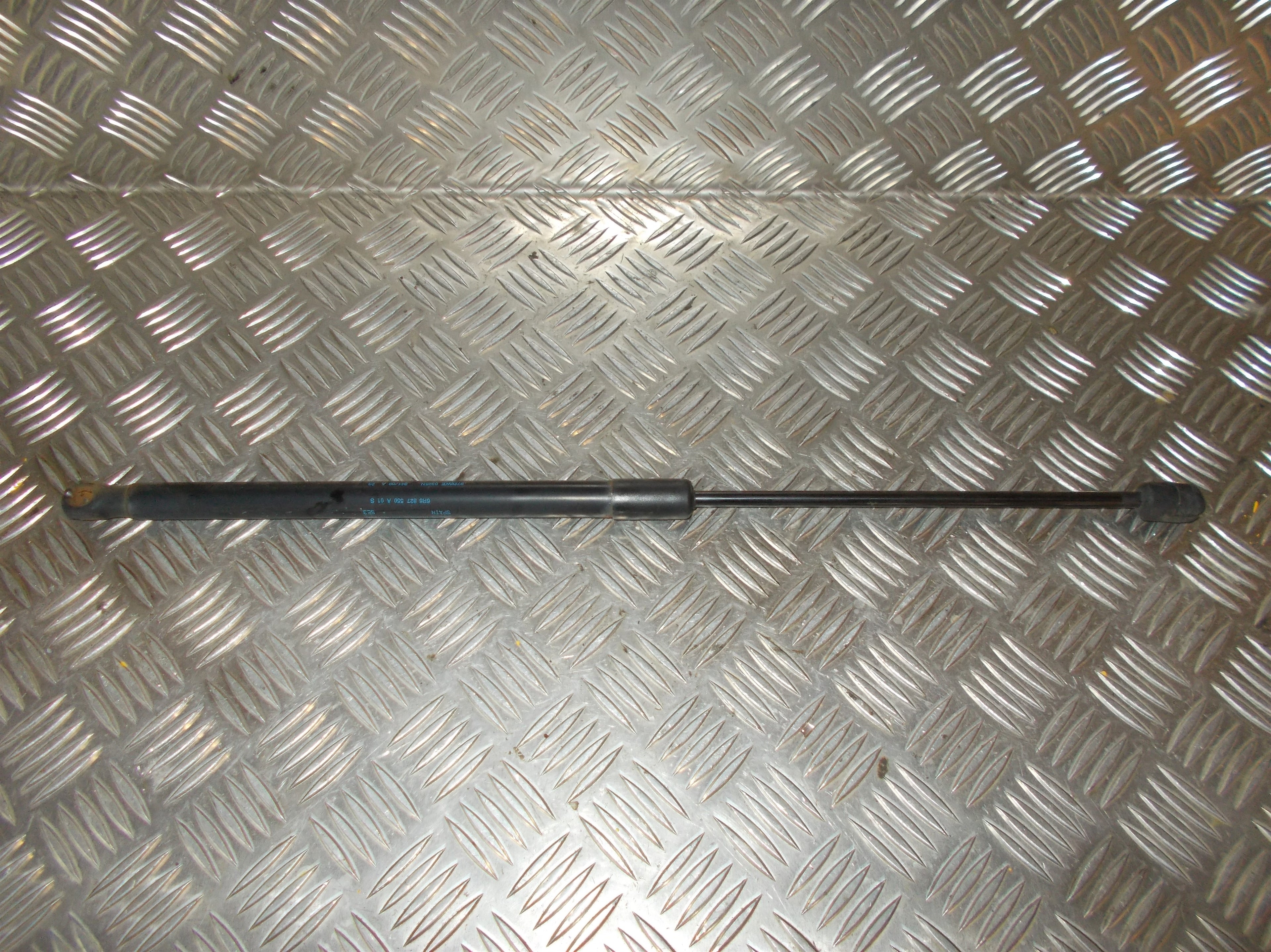 VW Polo 6R Bagklapsdæmper Med OEM Nr. 6R6827550D Fra VW Ophugger