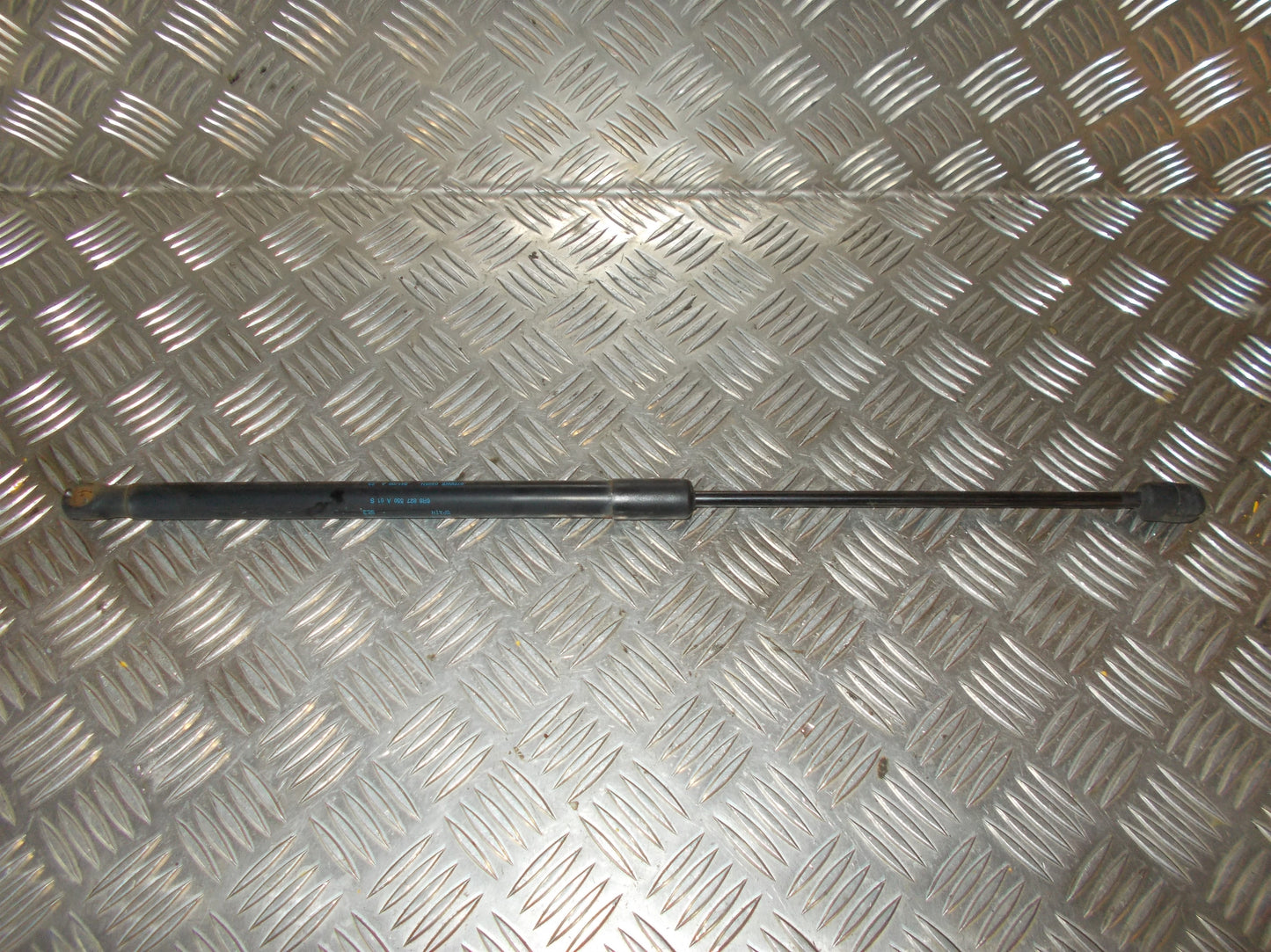 VW Polo 6R Bagklapsdæmper Med OEM Nr. 6R6827550D Fra VW Ophugger