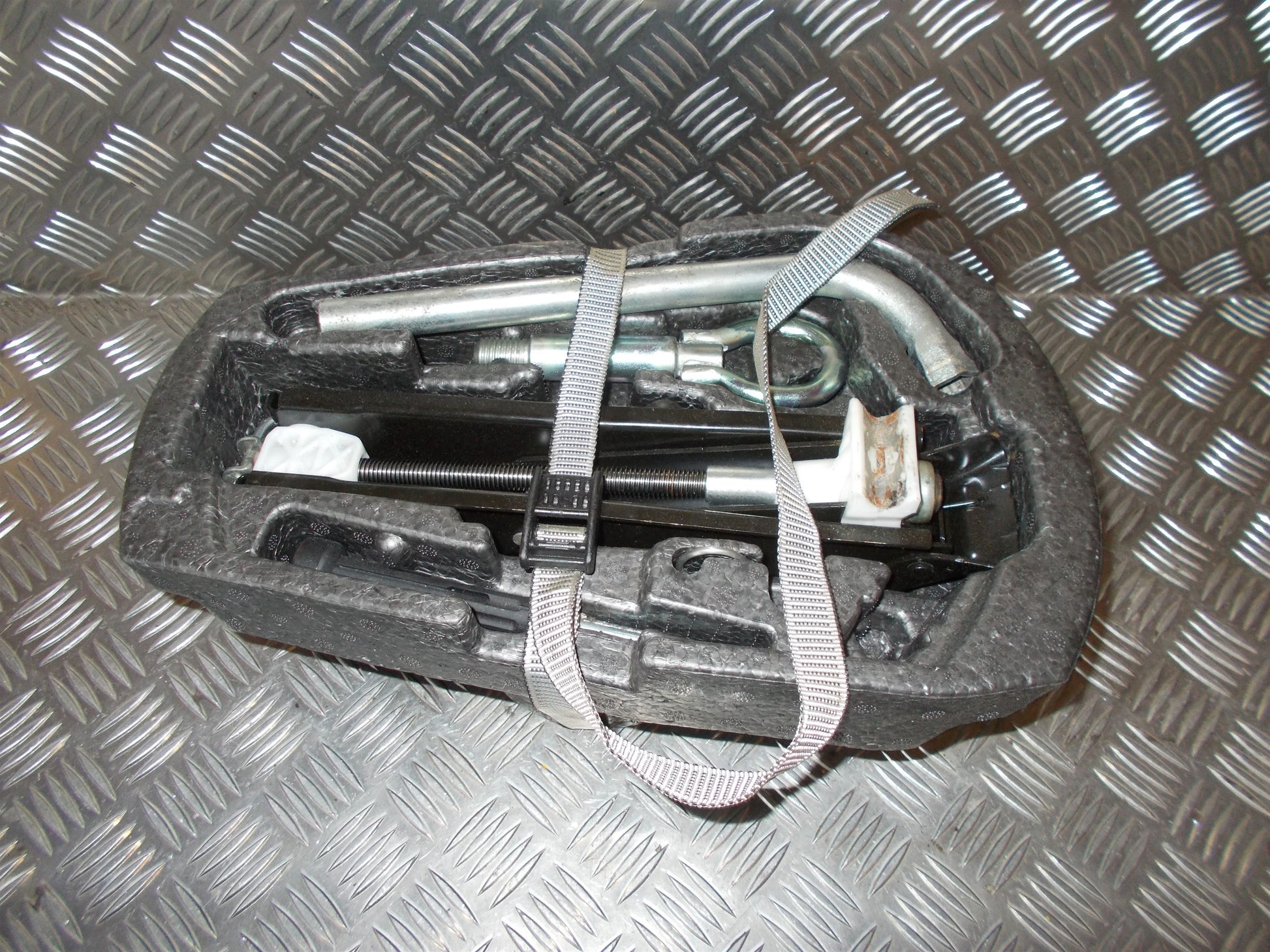 VW Polo 6R Værktøjssæt Med OEM Nr. 6Q0012115H Fra VW Ophugger