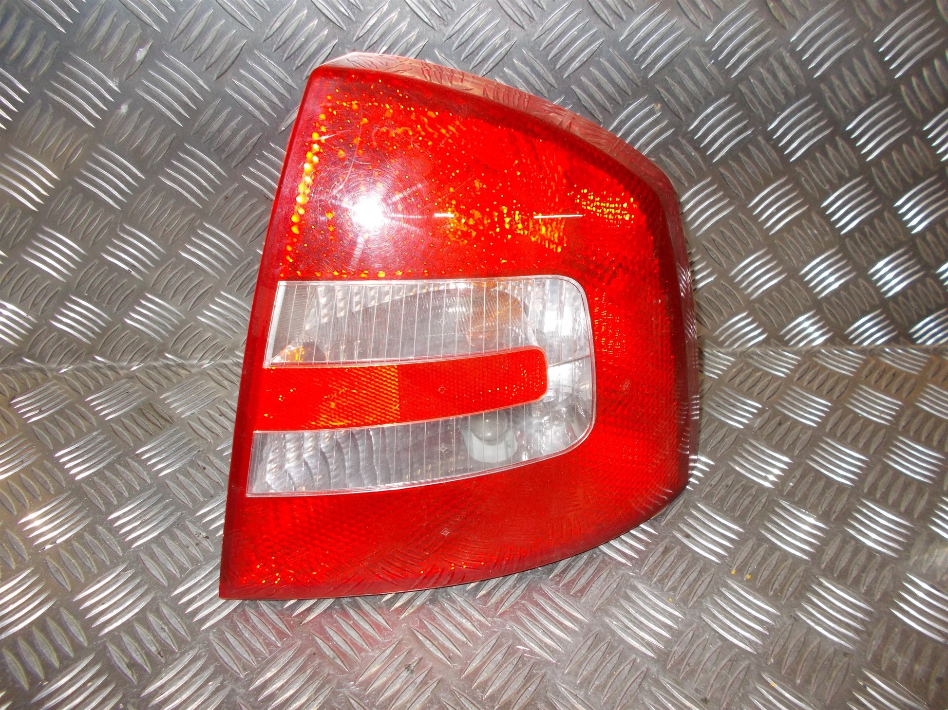 Skoda Octavia Baglygte Med OEM Nr. 1Z5945112A Fra Skoda Ophugger