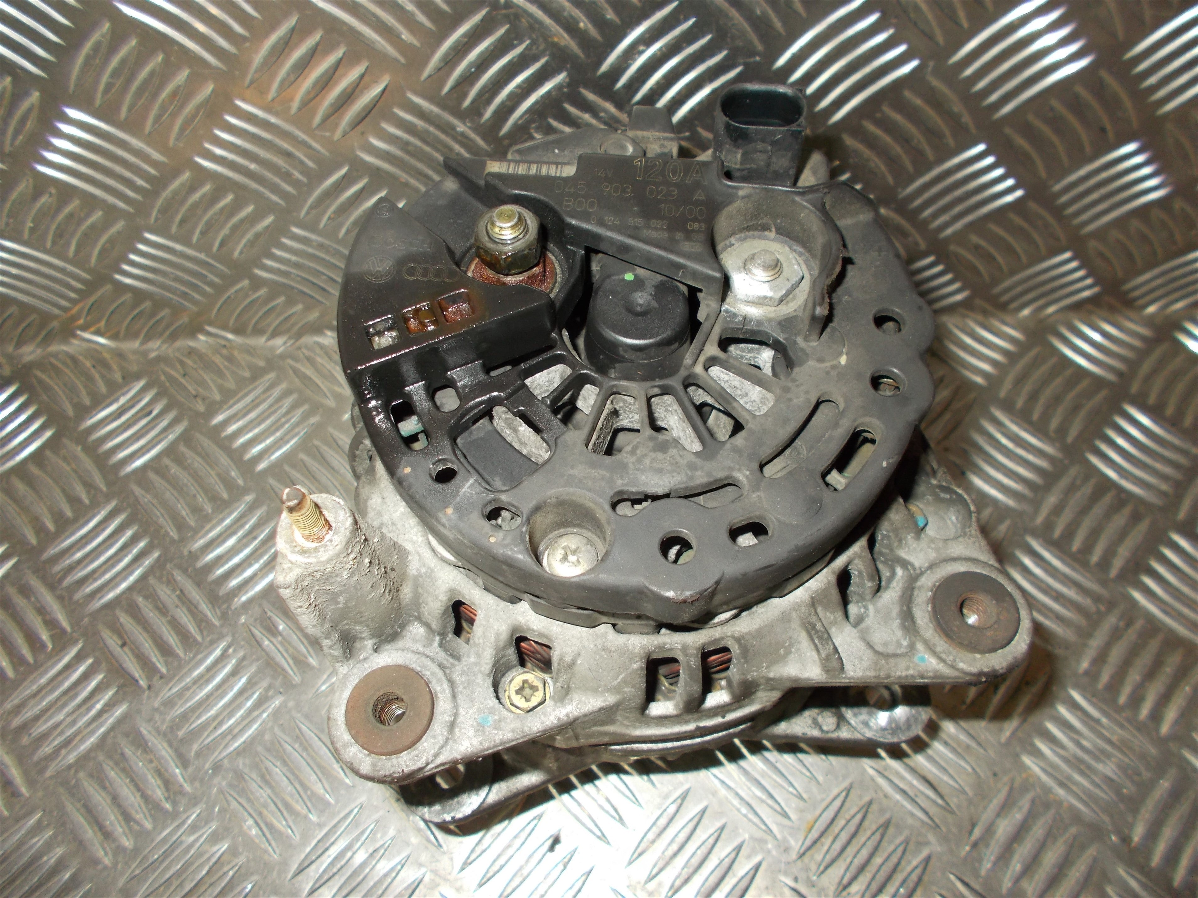VW Polo Facel. 6N Generator Med OEM Nr. 045903023F Fra VW Ophugger
