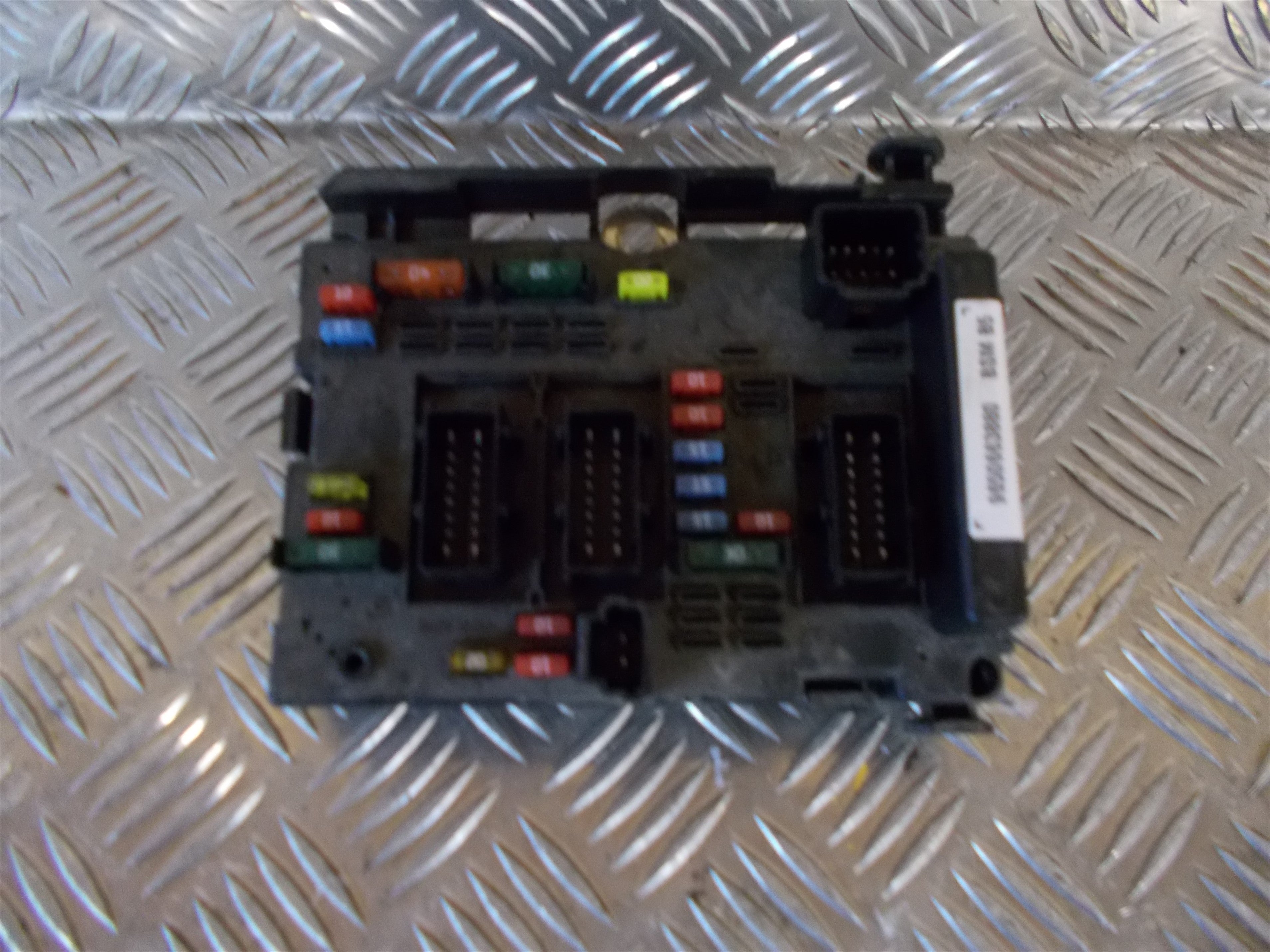 Peugeot 307 Sikringsboks Med OEM Nr. 9650663880 Fra Peugeot Ophugger
