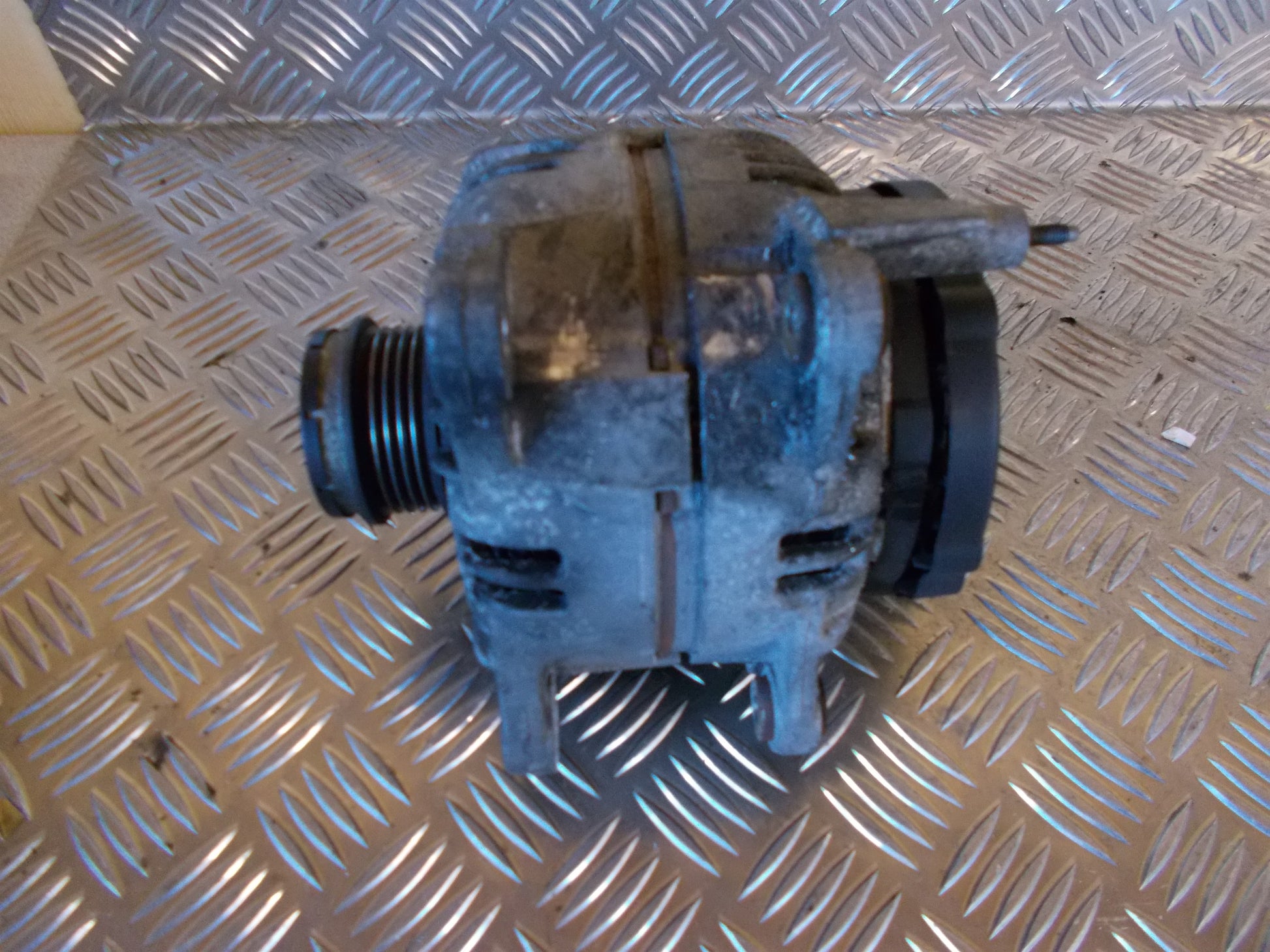 VW Passat 3B Generator Med OEM Nr. 0124515026 Fra VW Ophugger