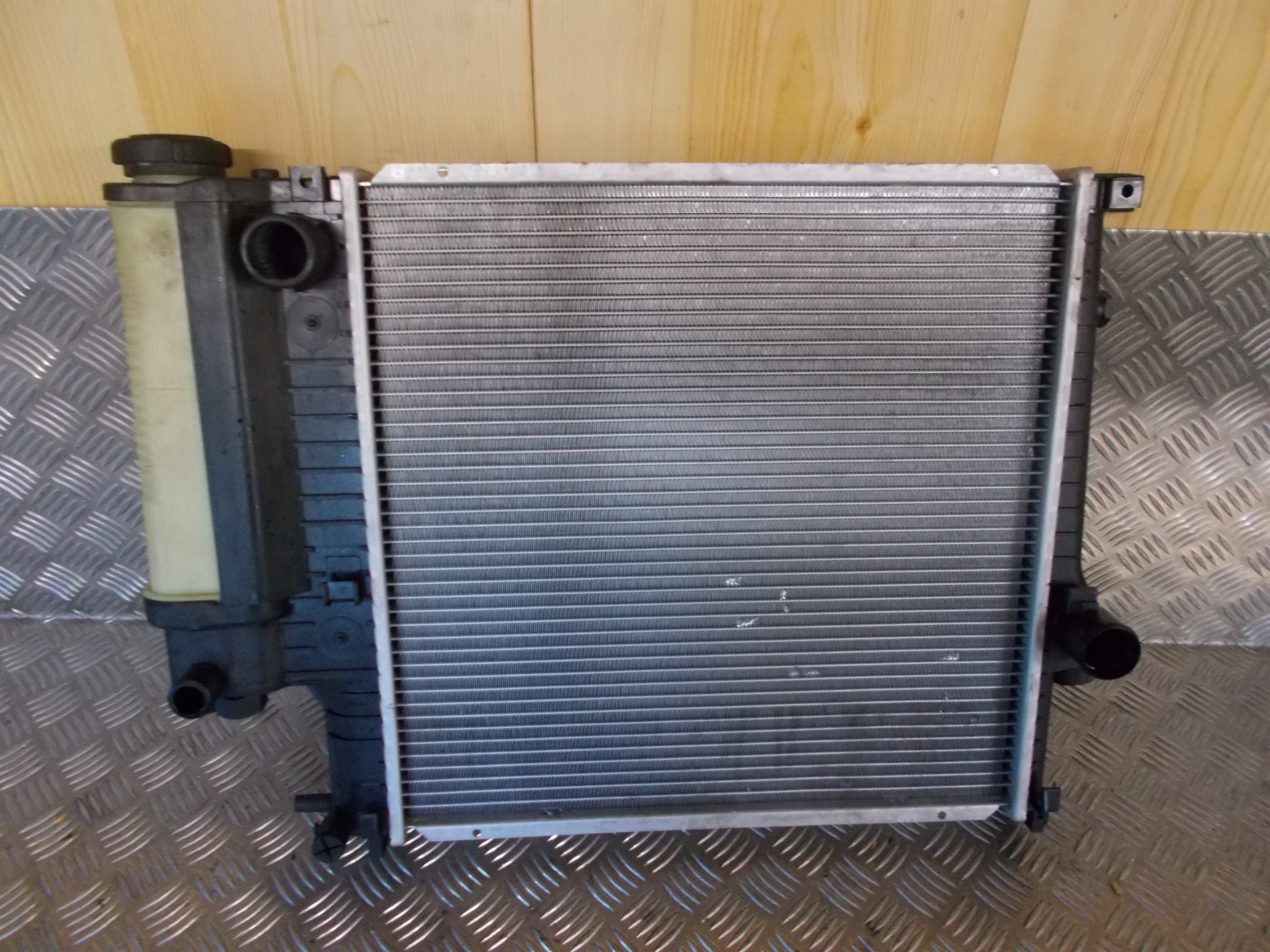 BMW 3-Serie E36 Køler Med OEM Nr. 17111247436 Fra BMW Ophugger