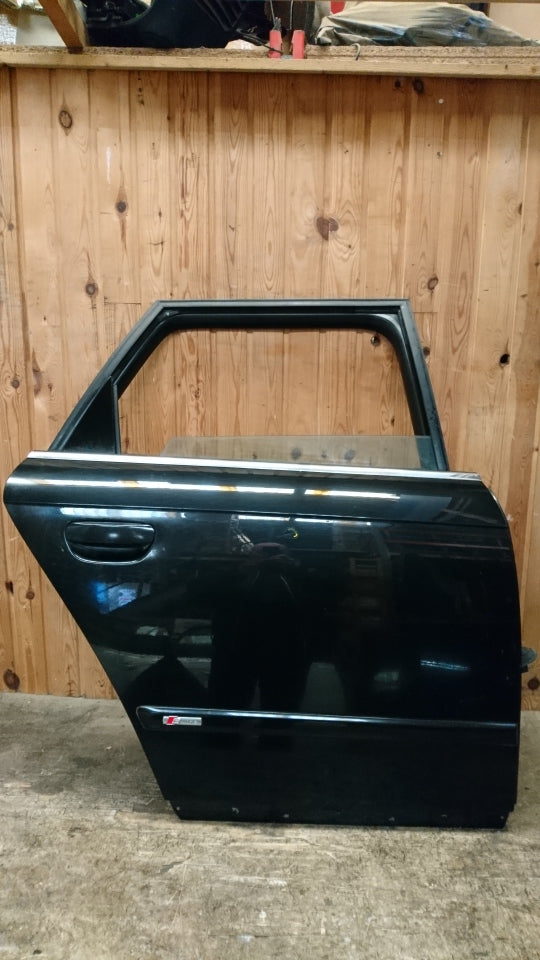 Audi A4 Bagdør H Med OEM Nr. 8E0833052J Fra Audi Ophugger