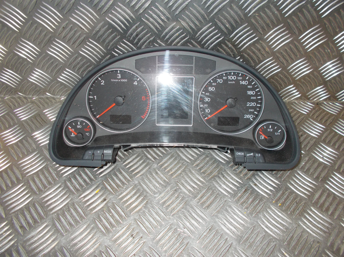 Audi A4 Speedometer - Instrument Med OEM Nr. 8E0920901D Fra Audi Ophugger