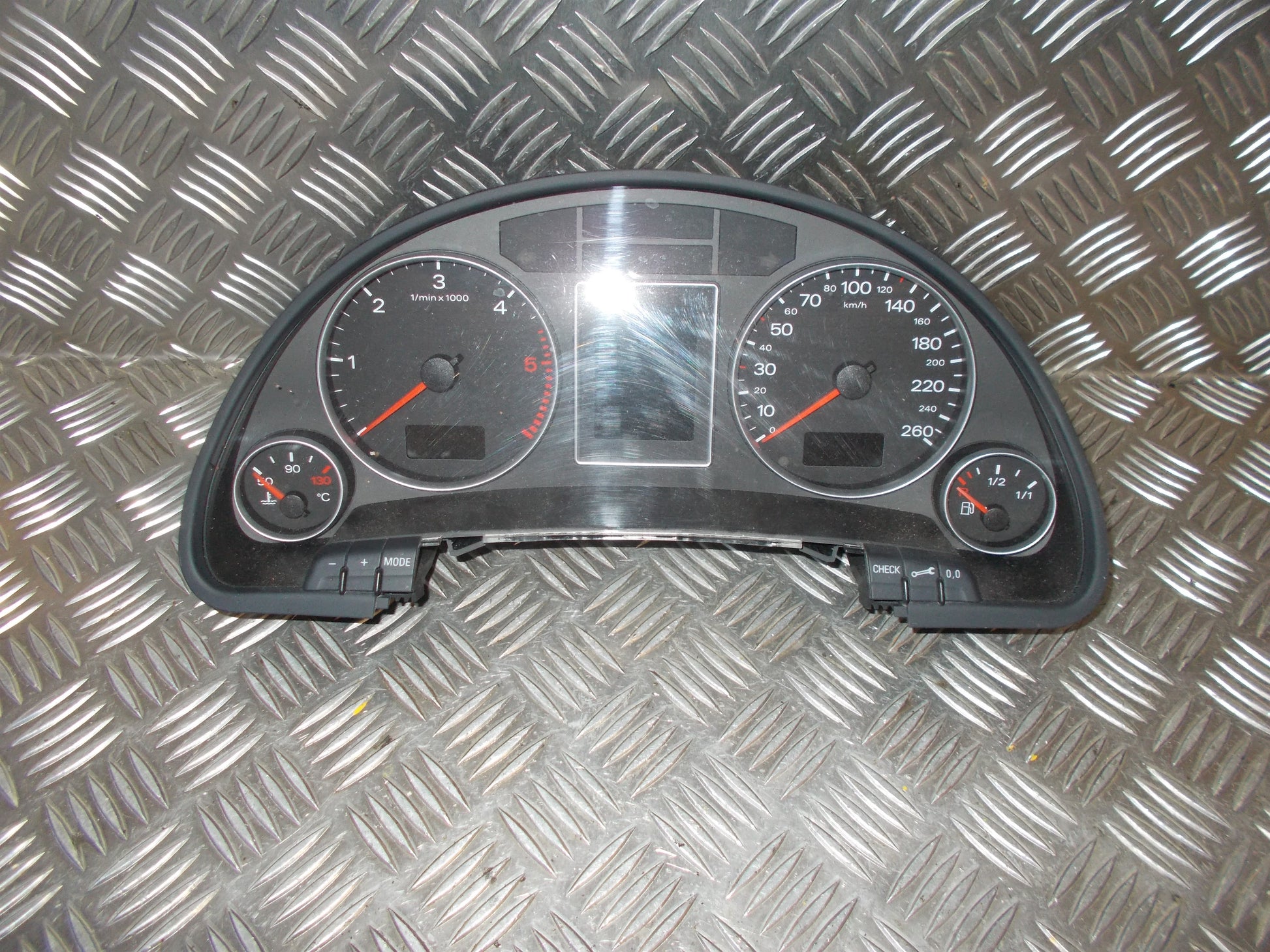 Audi A4 Speedometer - Instrument Med OEM Nr. 8E0920901D Fra Audi Ophugger