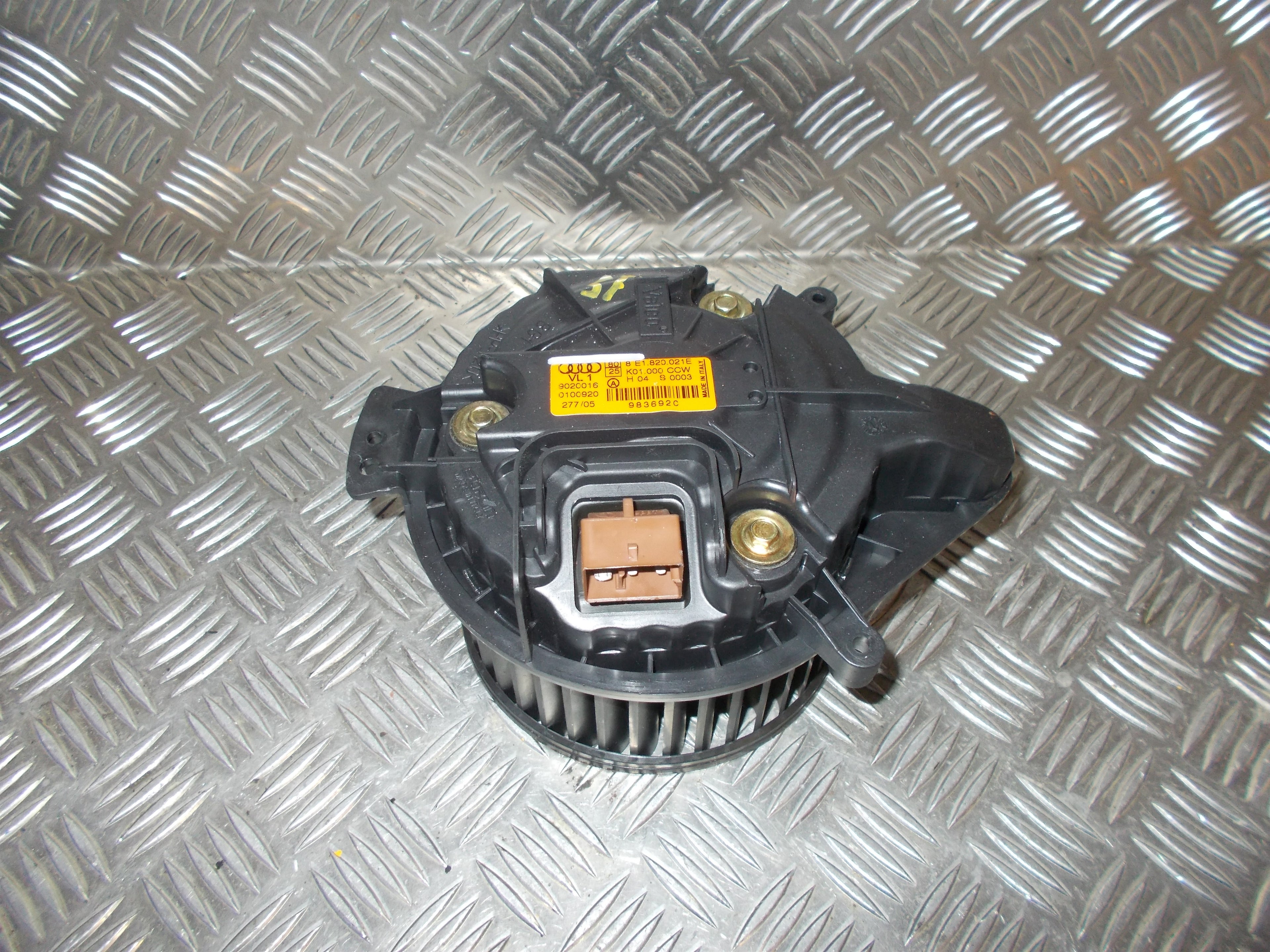 Audi A4 Varmeblæser Med OEM Nr. 8E1820021E Fra Audi Ophugger