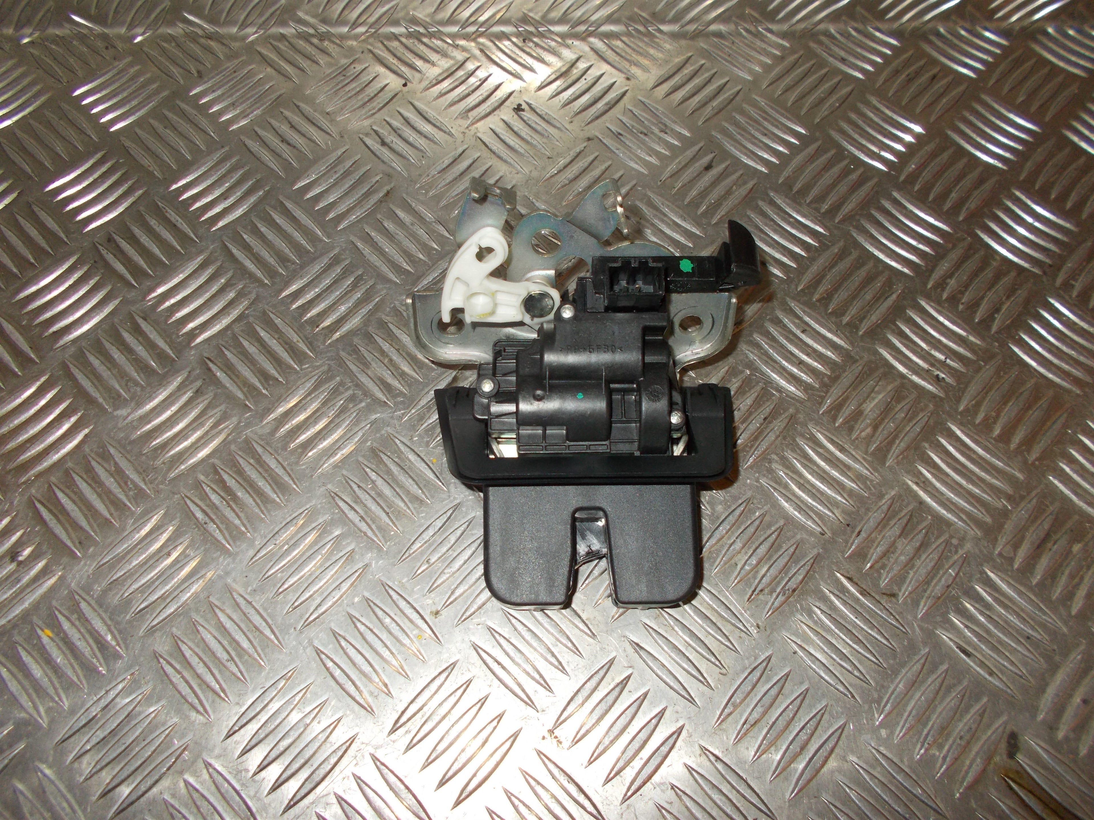 Audi Q3 Dørlås Med OEM Nr. 8R0827505 Fra Audi Ophugger