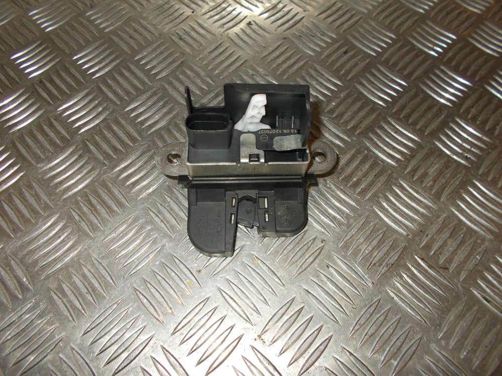 Audi Q3 Dørlås Med OEM Nr. 6R0827505B Fra Audi Ophugger