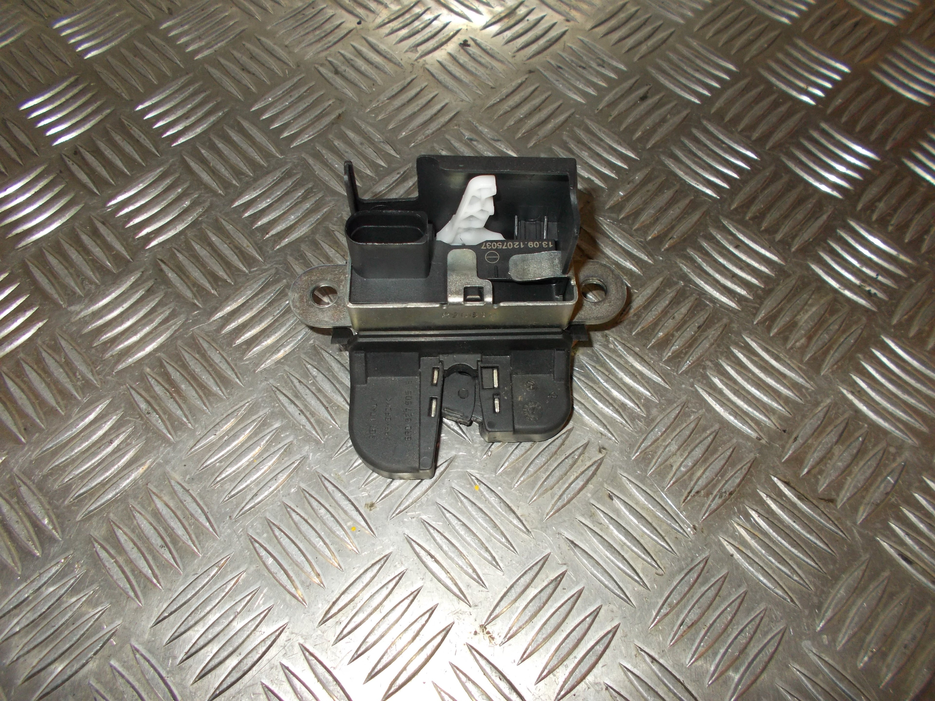 Audi Q3 Dørlås Med OEM Nr. 6R0827505B Fra Audi Ophugger