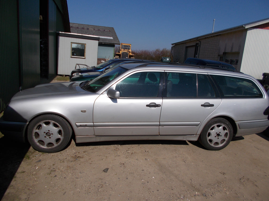 Mercedes E W210 Pluk-Selv-Bil Med OEM Nr. Ophugger Fra Mercedes Ophugger