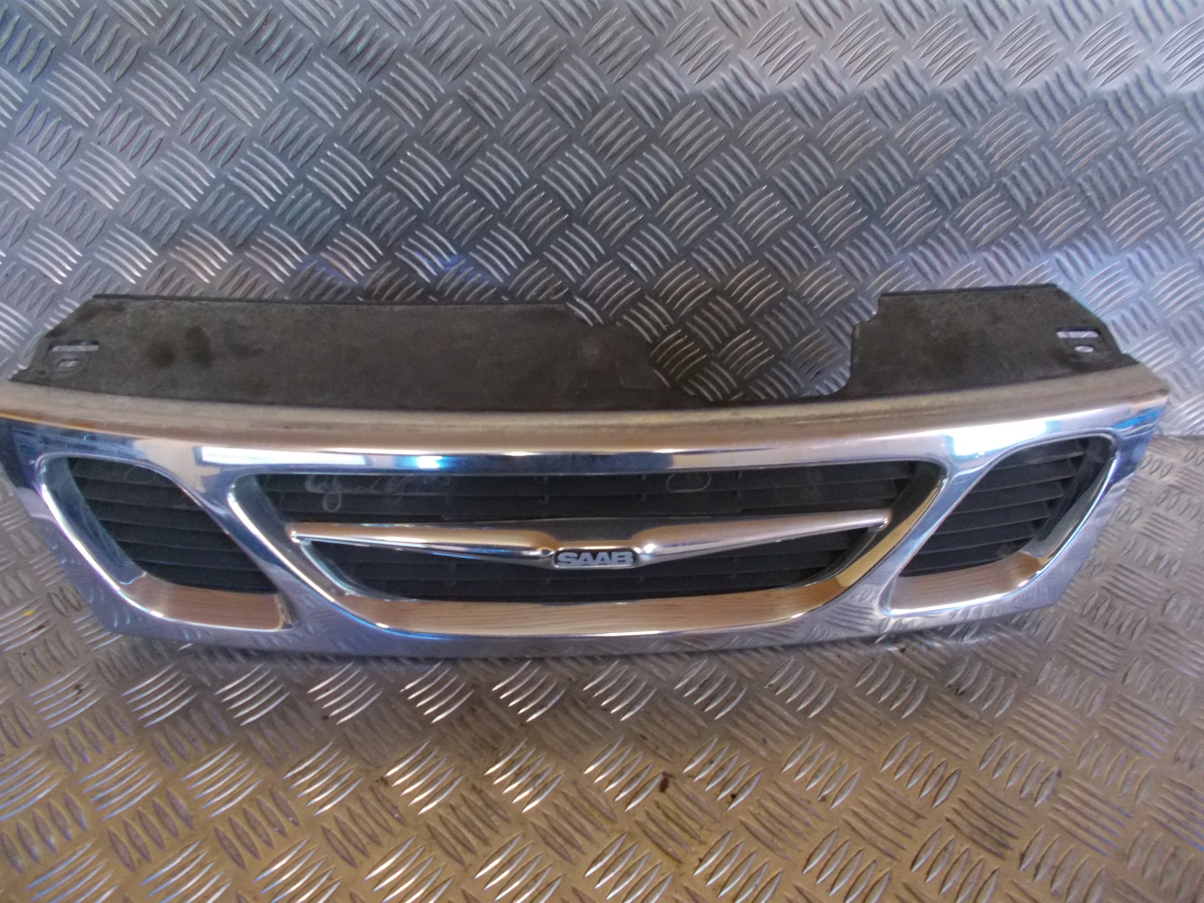 Saab 9-5 Frontgitter Med OEM Nr. Ophugger Fra Saab Ophugger