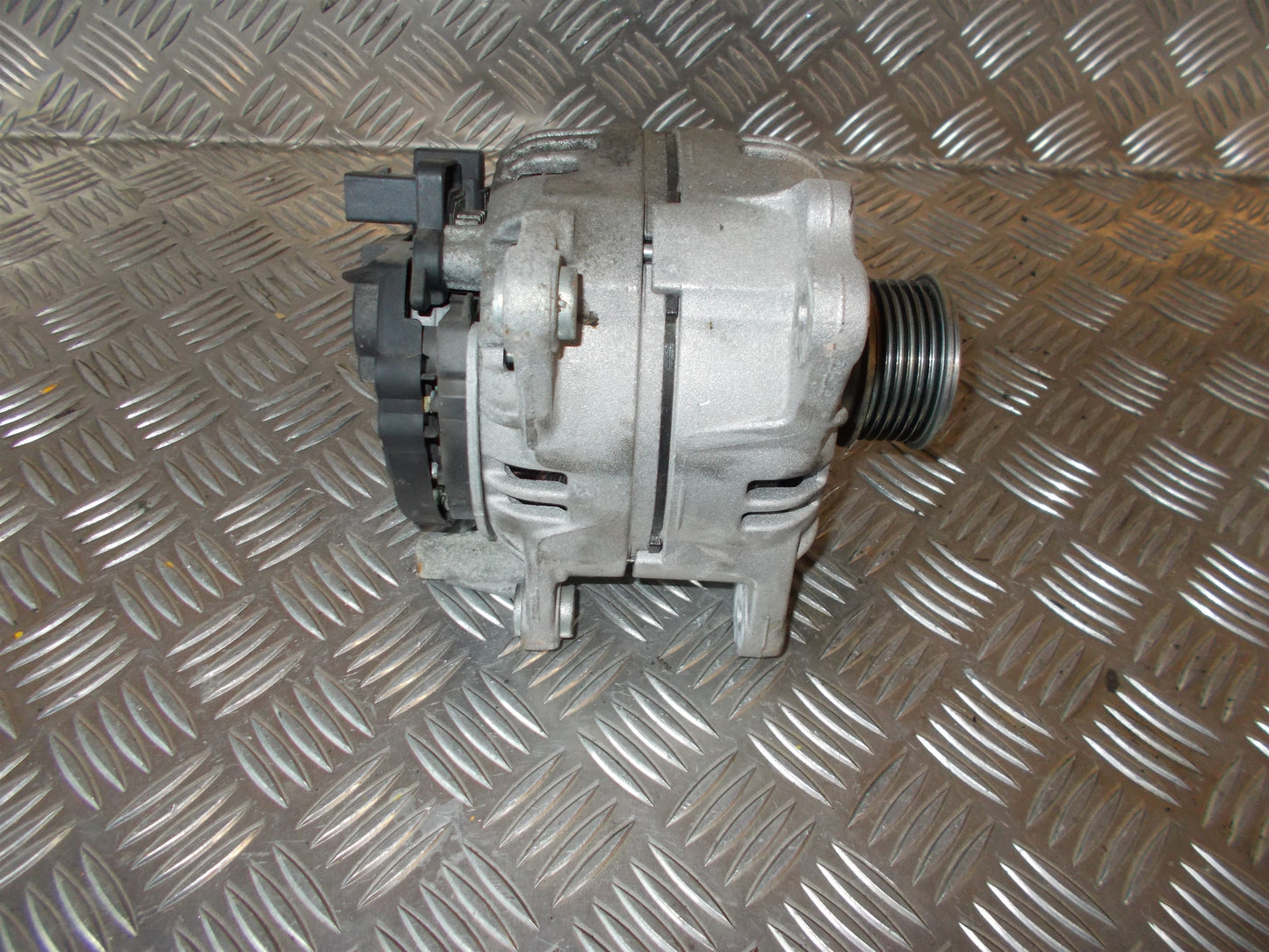 Skoda Fabia Generator Med OEM Nr. 282990 Fra Skoda Ophugger
