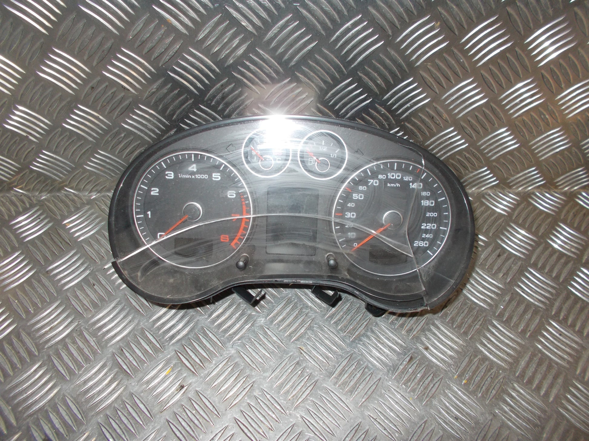 Audi A3 8P Speedometer - Instrument Med OEM Nr. 8P0920931T Fra Audi Ophugger