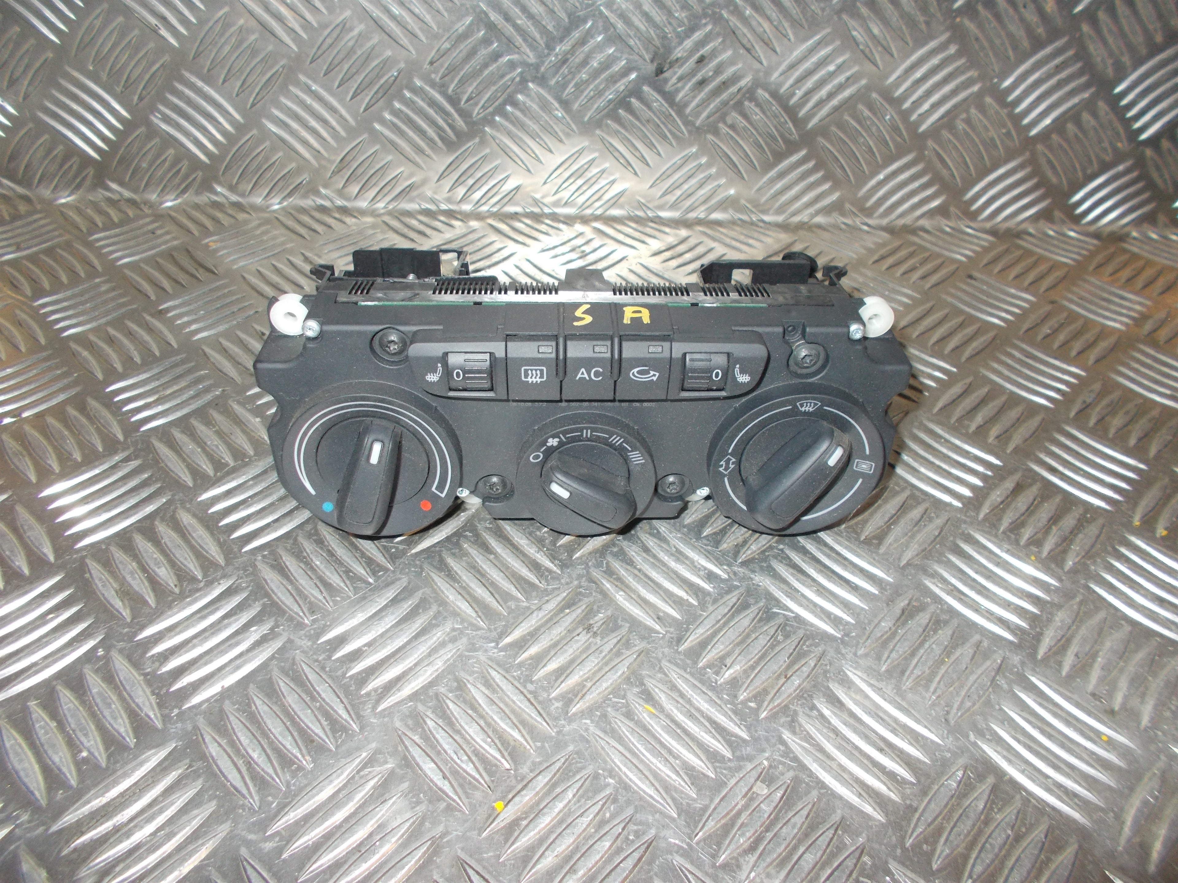 Audi A3 Varmeregulering Med OEM Nr. 3C2820045A Fra Audi Ophugger