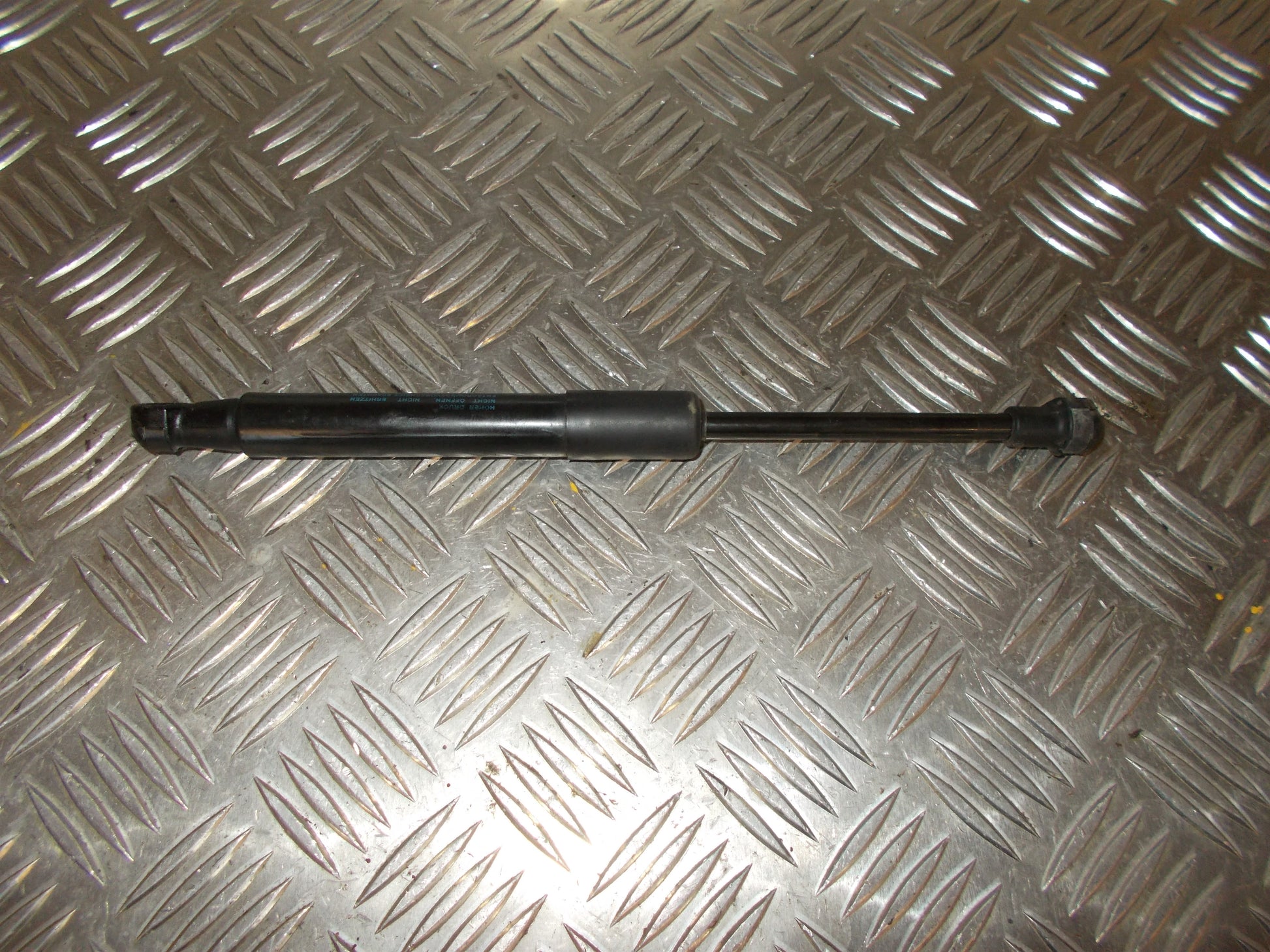 Audi A3 8P Bagklapsdæmper Med OEM Nr. 8P7827552D Fra Audi Ophugger