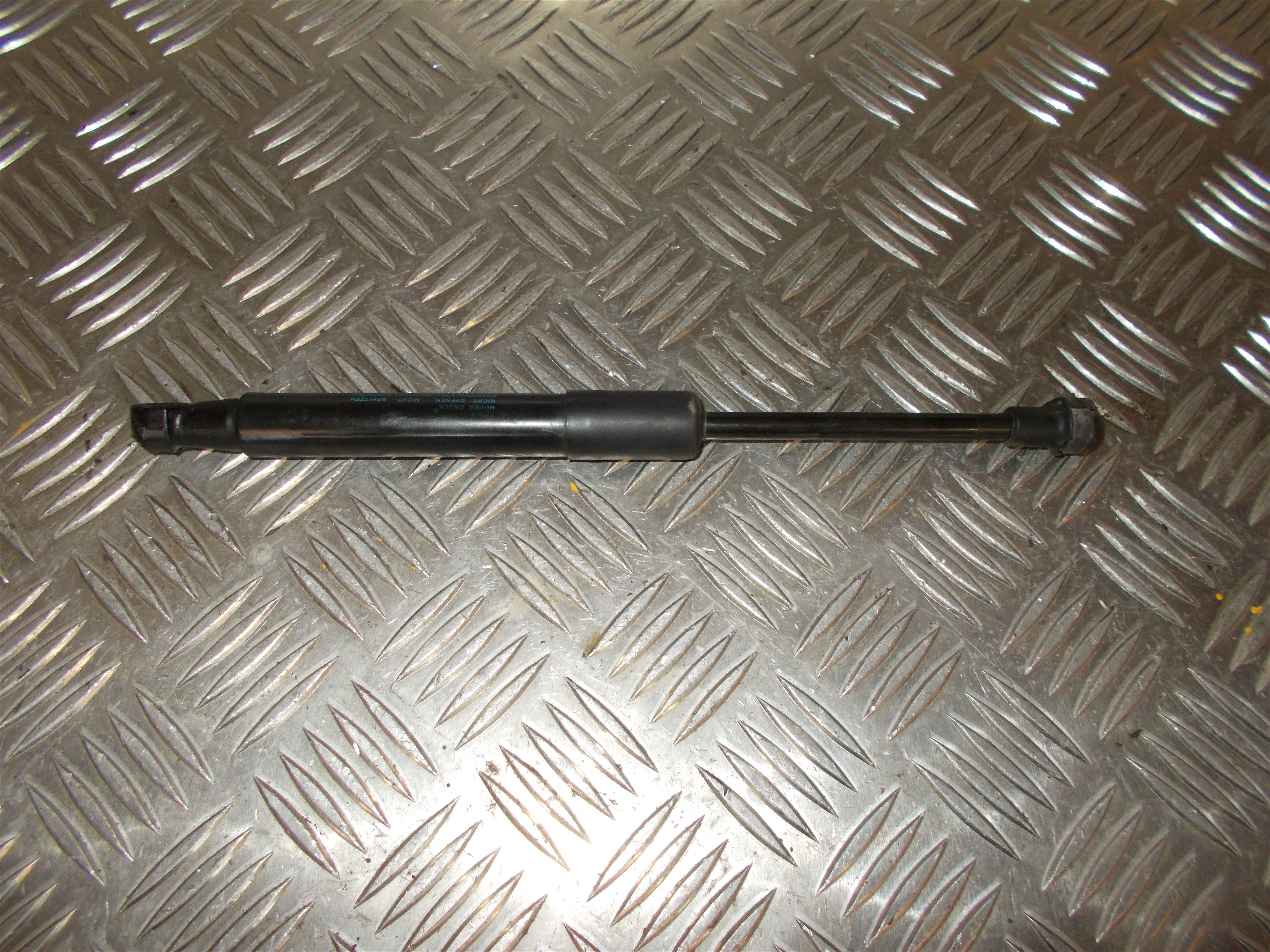 Audi A3 Bagklapsdæmper Med OEM Nr. 8P7827552D Fra Audi Ophugger
