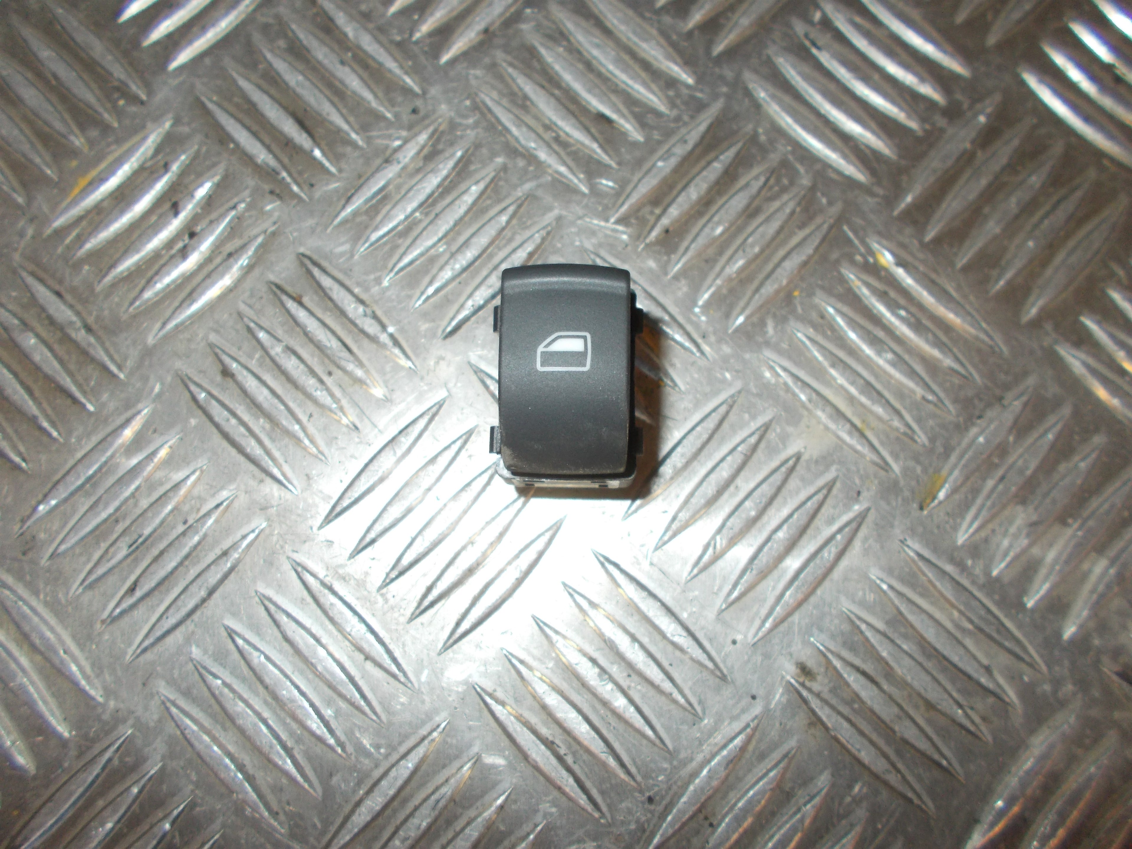 Audi A3 Kontakt Rudehejs Med OEM Nr. 4E0959855A Fra Audi Ophugger