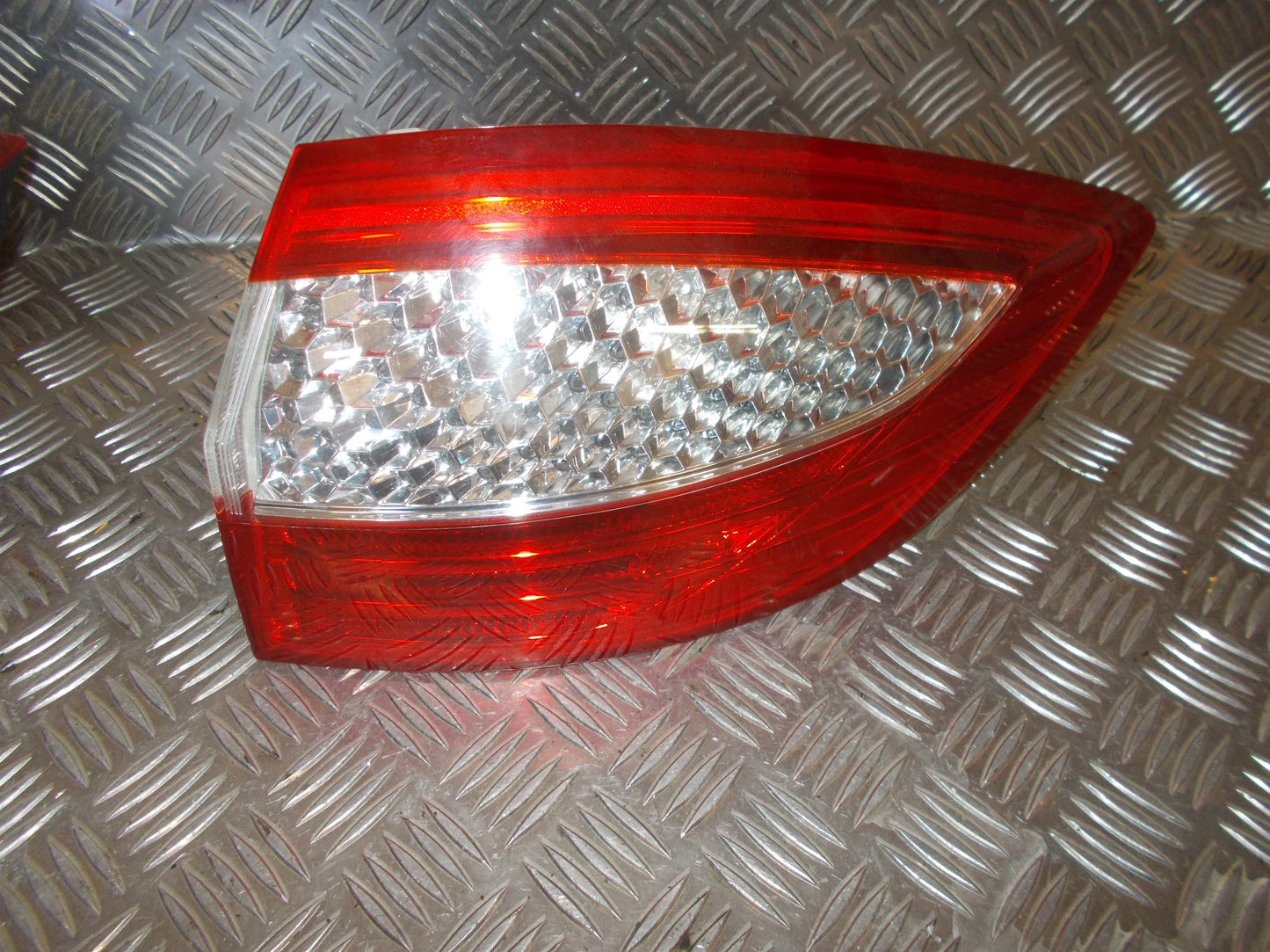 Ford Mondeo 4 Baglygte Med OEM Nr. 7S7113404B Fra Ford Ophugger