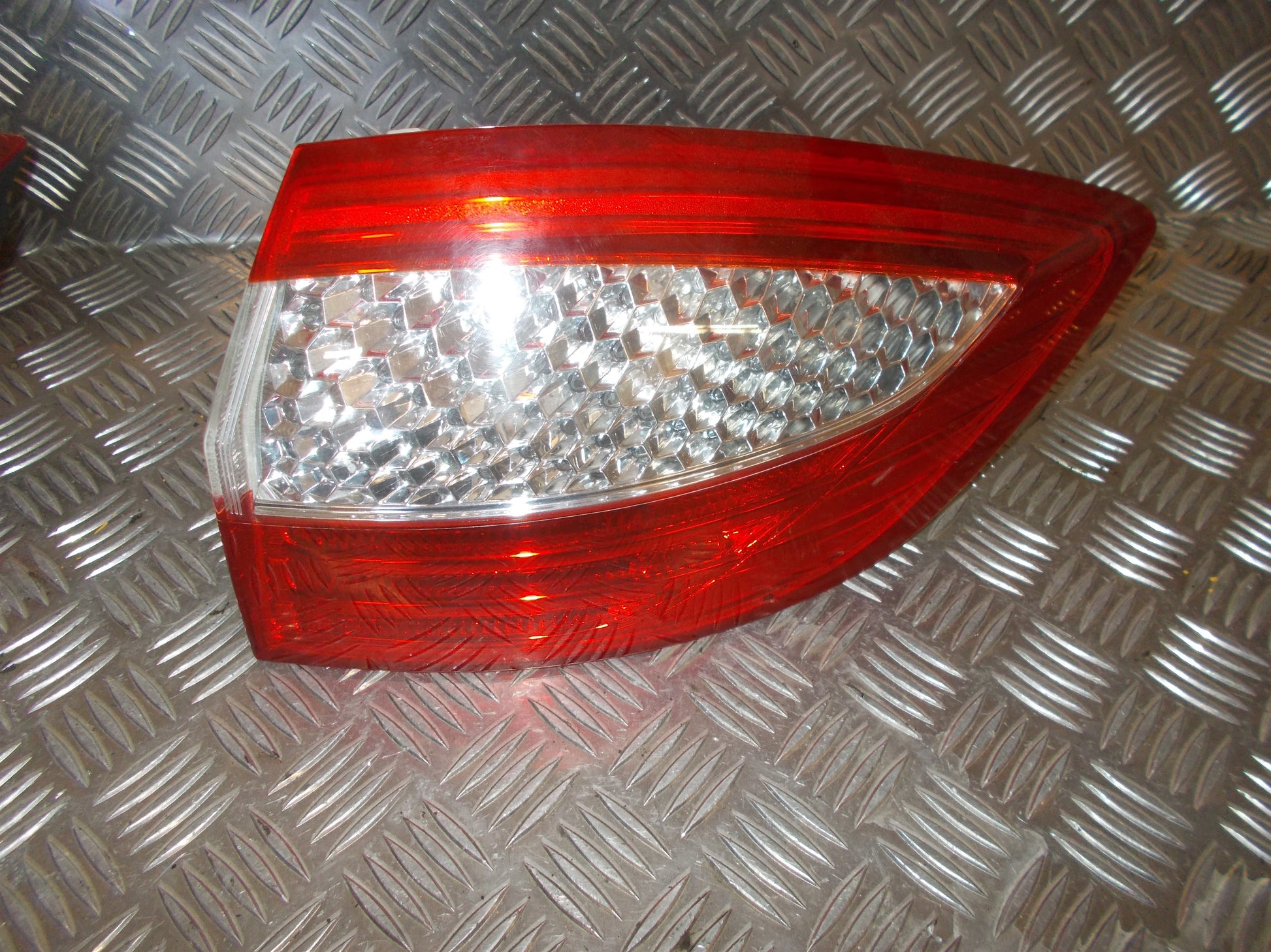 Ford Mondeo 4 Baglygte Med OEM Nr. 7S7113404B Fra Ford Ophugger