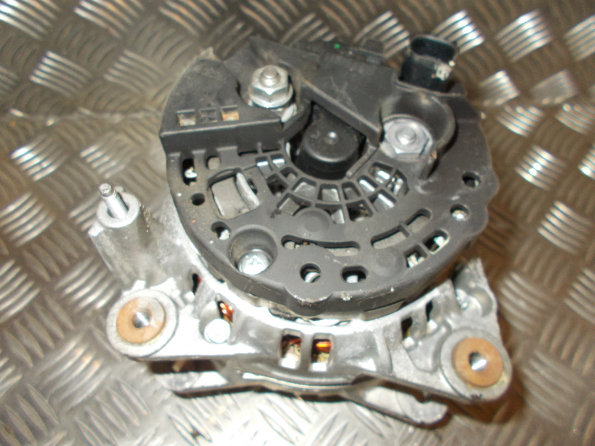 VW Polo 9N Generator Med OEM Nr. 045903023A Fra VW Ophugger