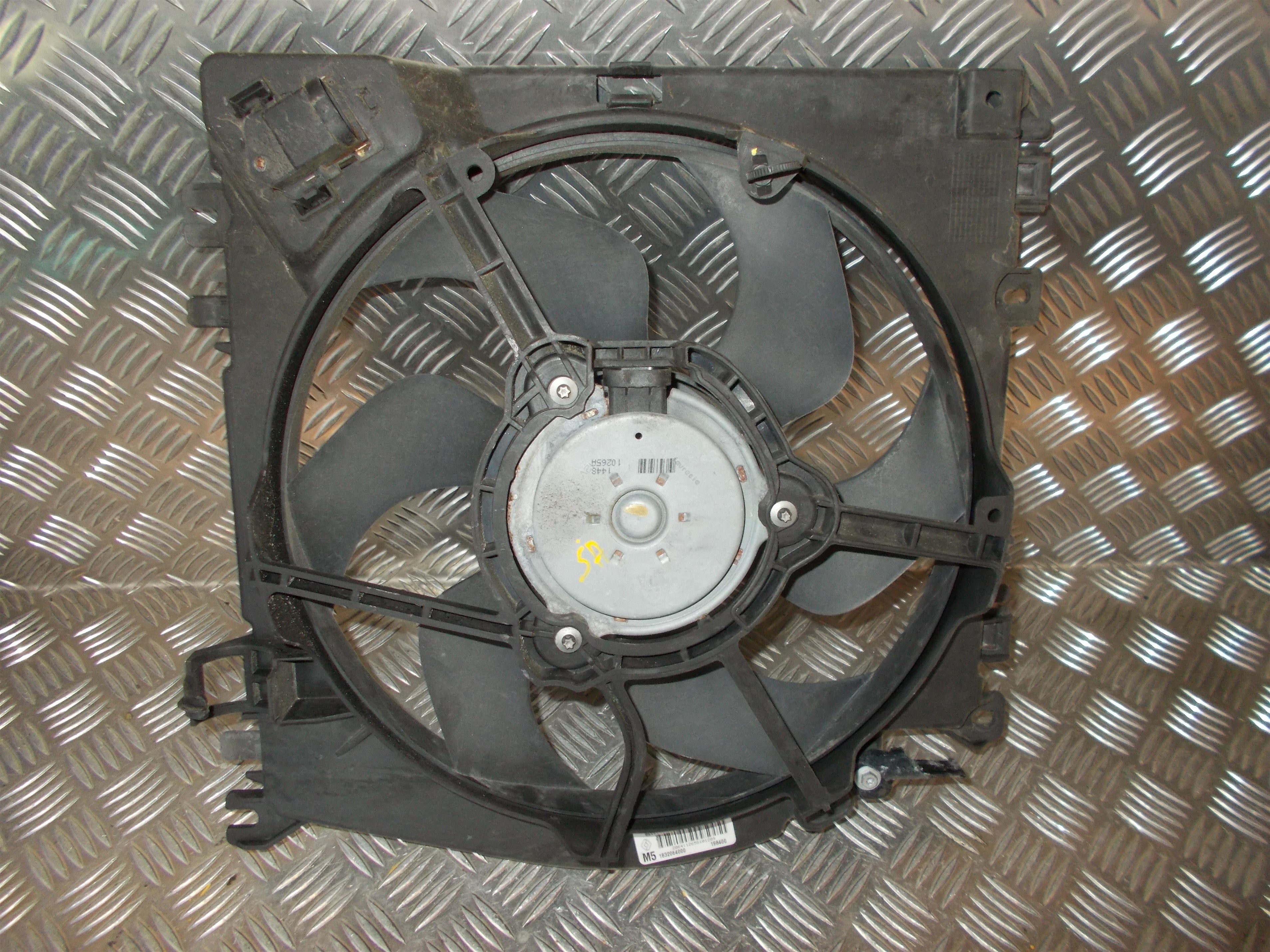 Renault Clio 3 Kølerblæser El Med OEM Nr. 8200748439 Fra Renault Ophugger