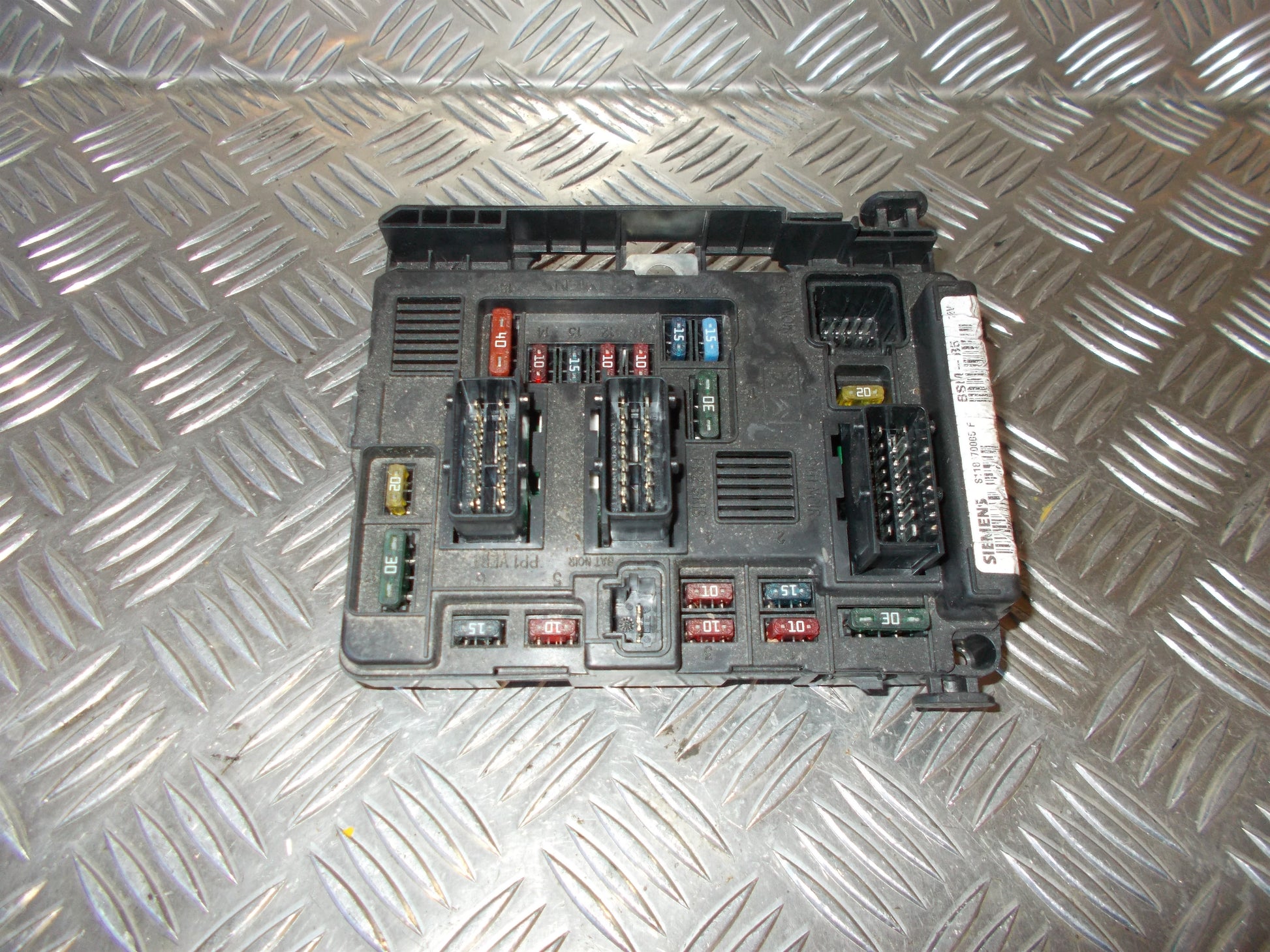 Peugeot 206 Sikringsboks Med OEM Nr. 9643498680 Fra Peugeot Ophugger