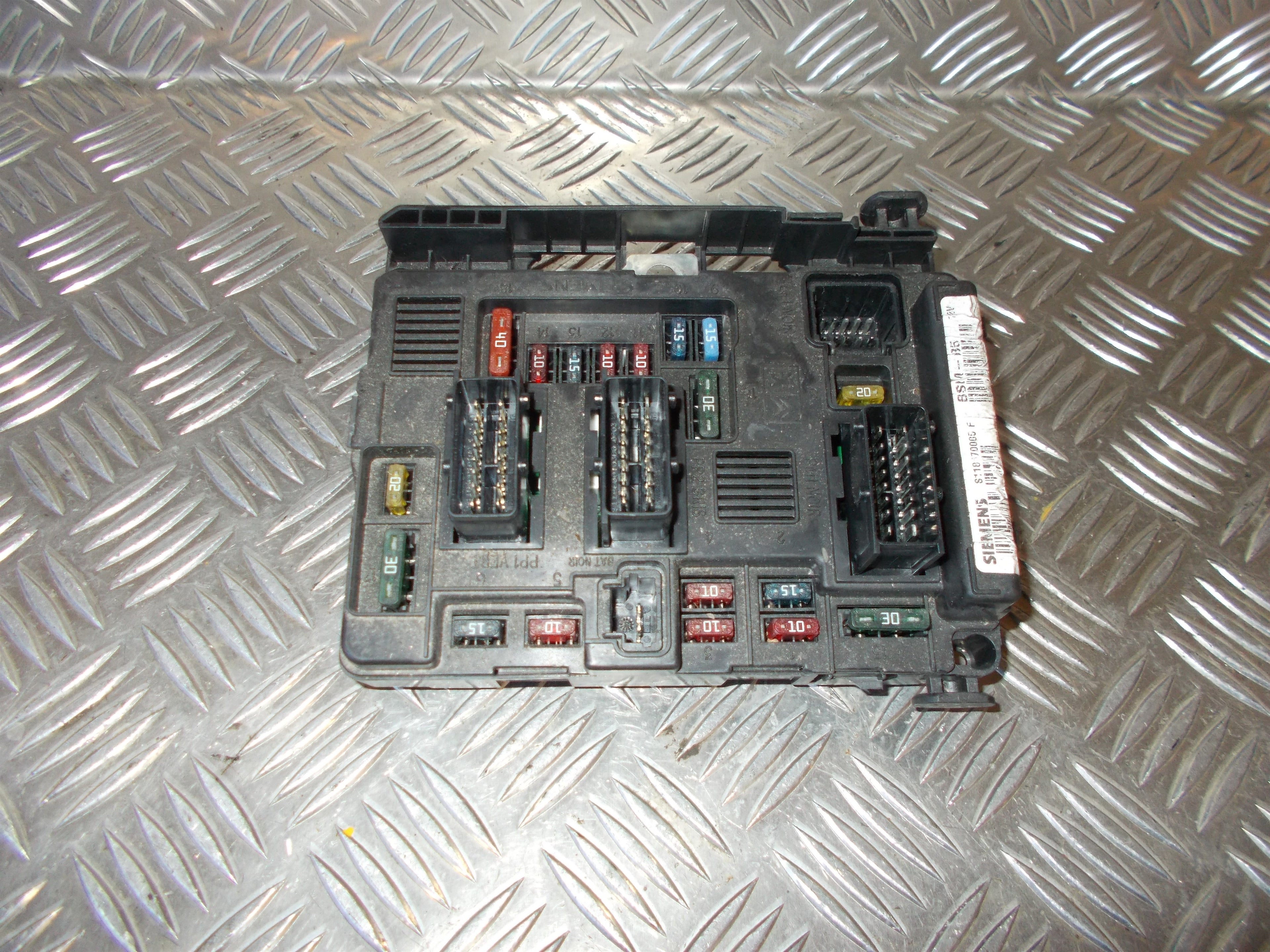 Peugeot 206 Sikringsboks Med OEM Nr. 9643498680 Fra Peugeot Ophugger