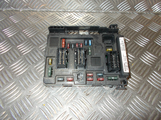Peugeot 206 Sikringsboks Med OEM Nr. 9643498680 Fra Peugeot Ophugger
