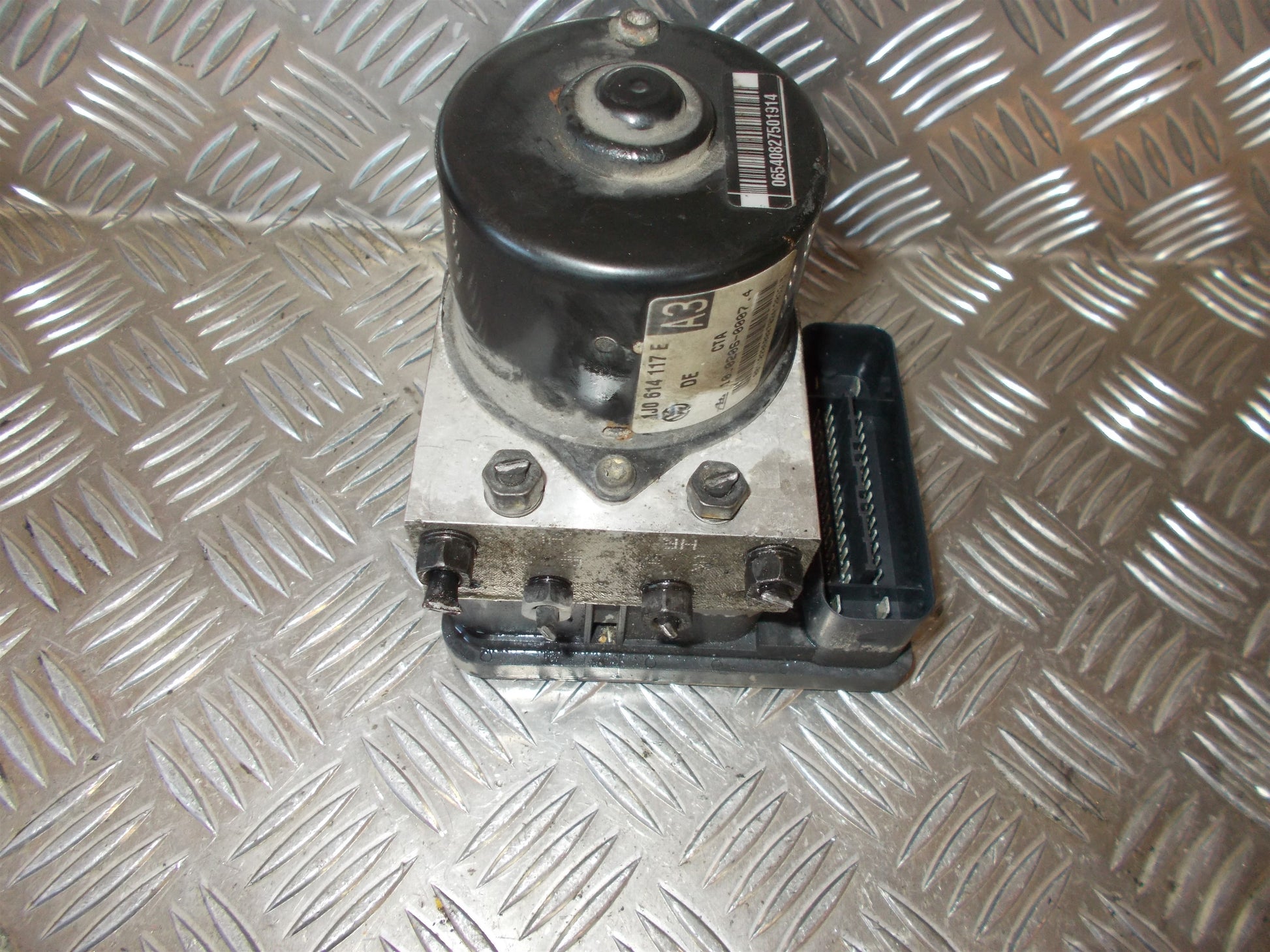 VW Golf 4 1J Abs Pumpe Med OEM Nr. 1J0614117E Fra VW Ophugger