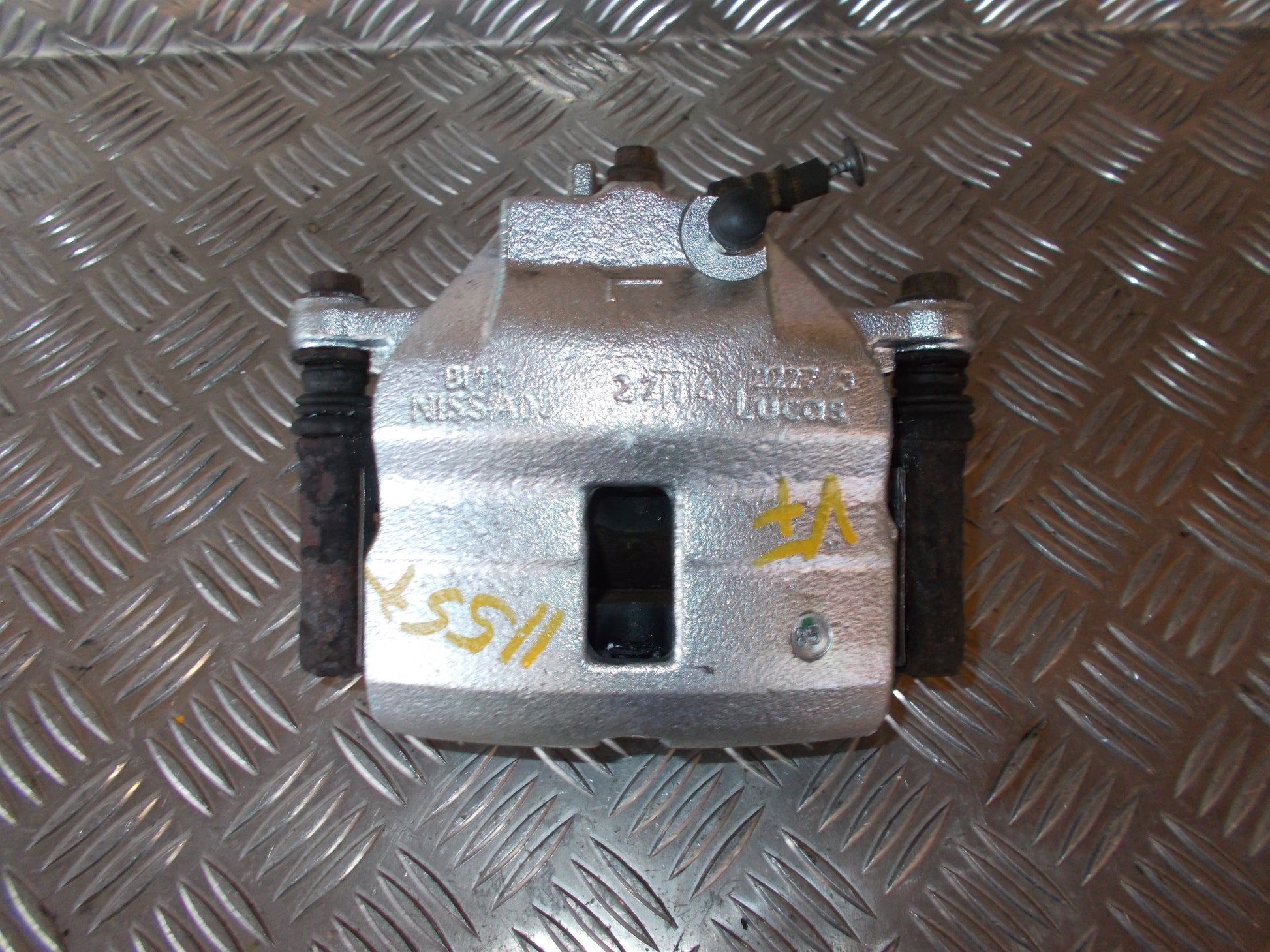 Nissan Almera N16 Bremsekaliber VF Med OEM Nr. Ophugger Fra Nissan Ophugger
