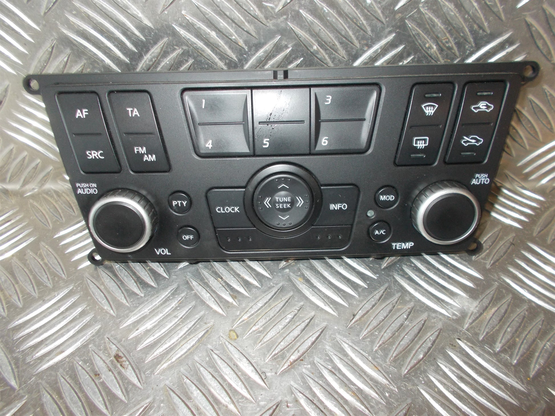Nissan Almera N16 Radio M/Cd Med OEM Nr. Ophugger Fra Nissan Ophugger