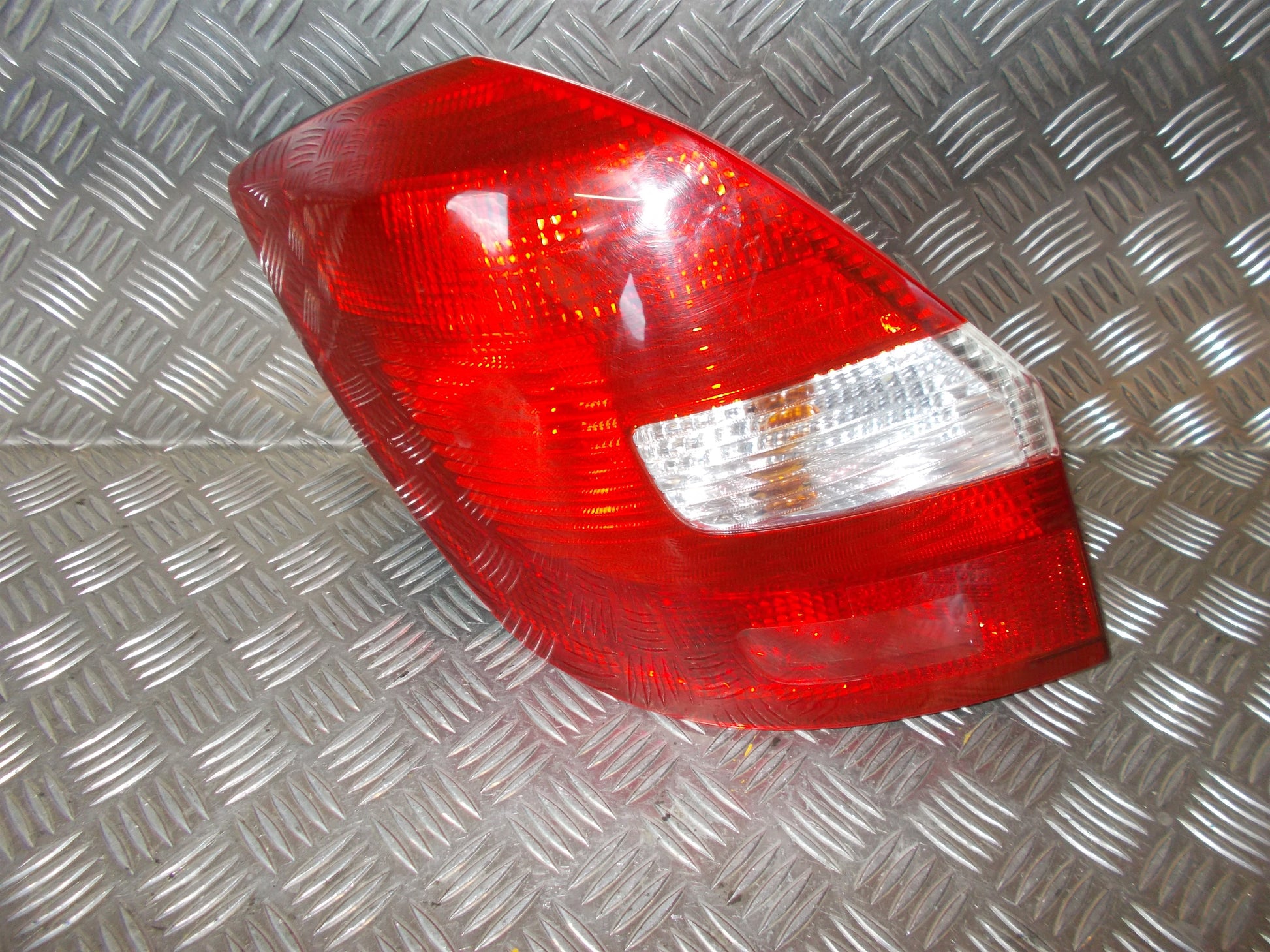 Skoda Fabia Baglygte Med OEM Nr. 5J6945111 Fra Skoda Ophugger