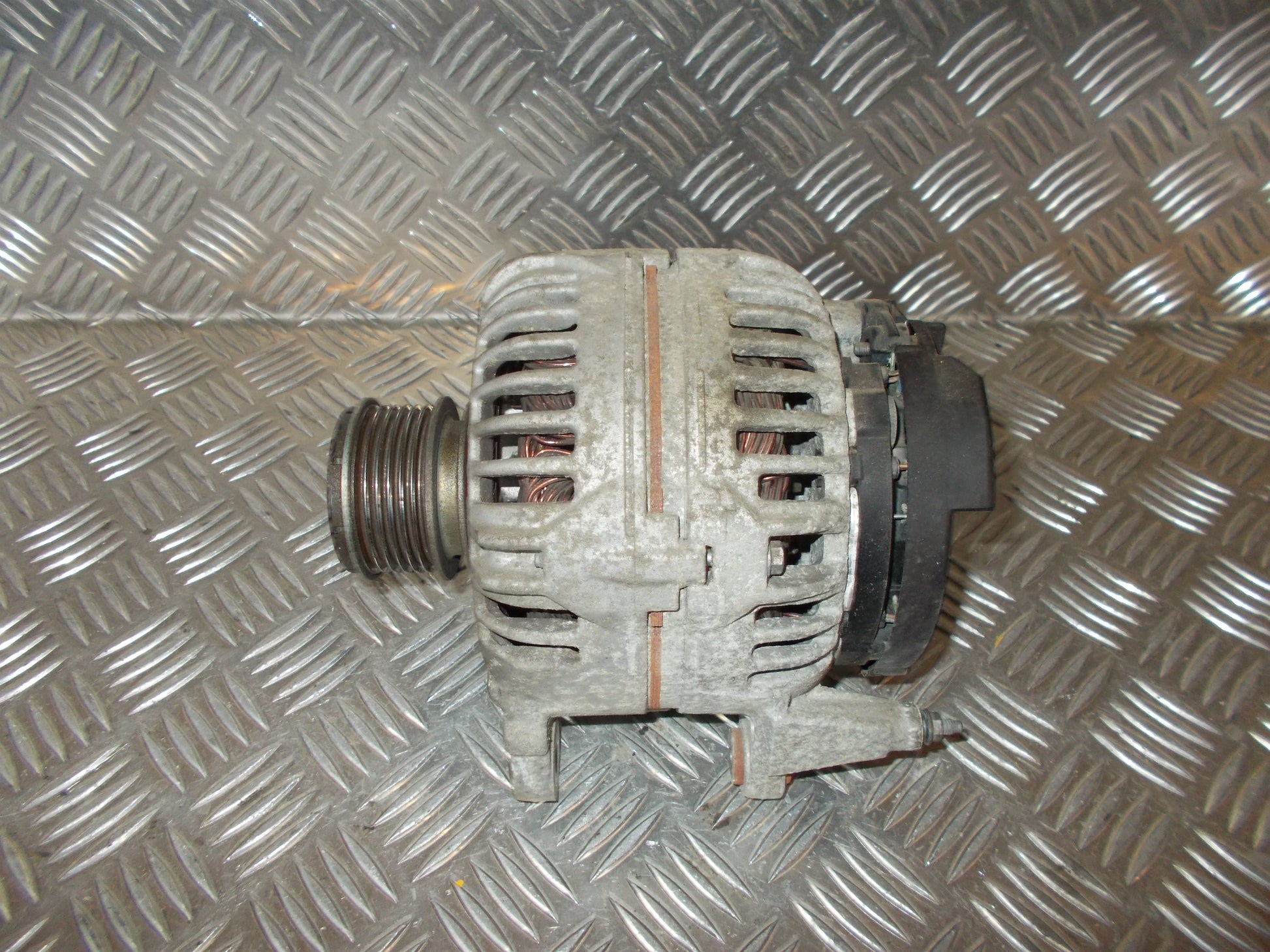 Skoda Fabia Generator Med OEM Nr. 028903028E Fra Skoda Ophugger