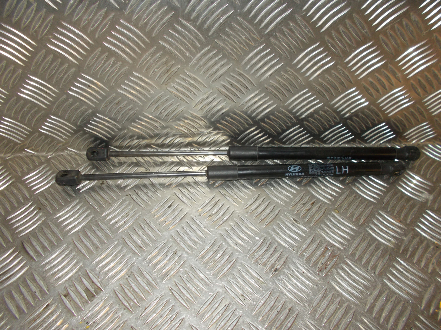 Hyundai I20 NL Bagklapsdæmper Med OEM Nr. Ophugger Fra Hyundai Ophugger