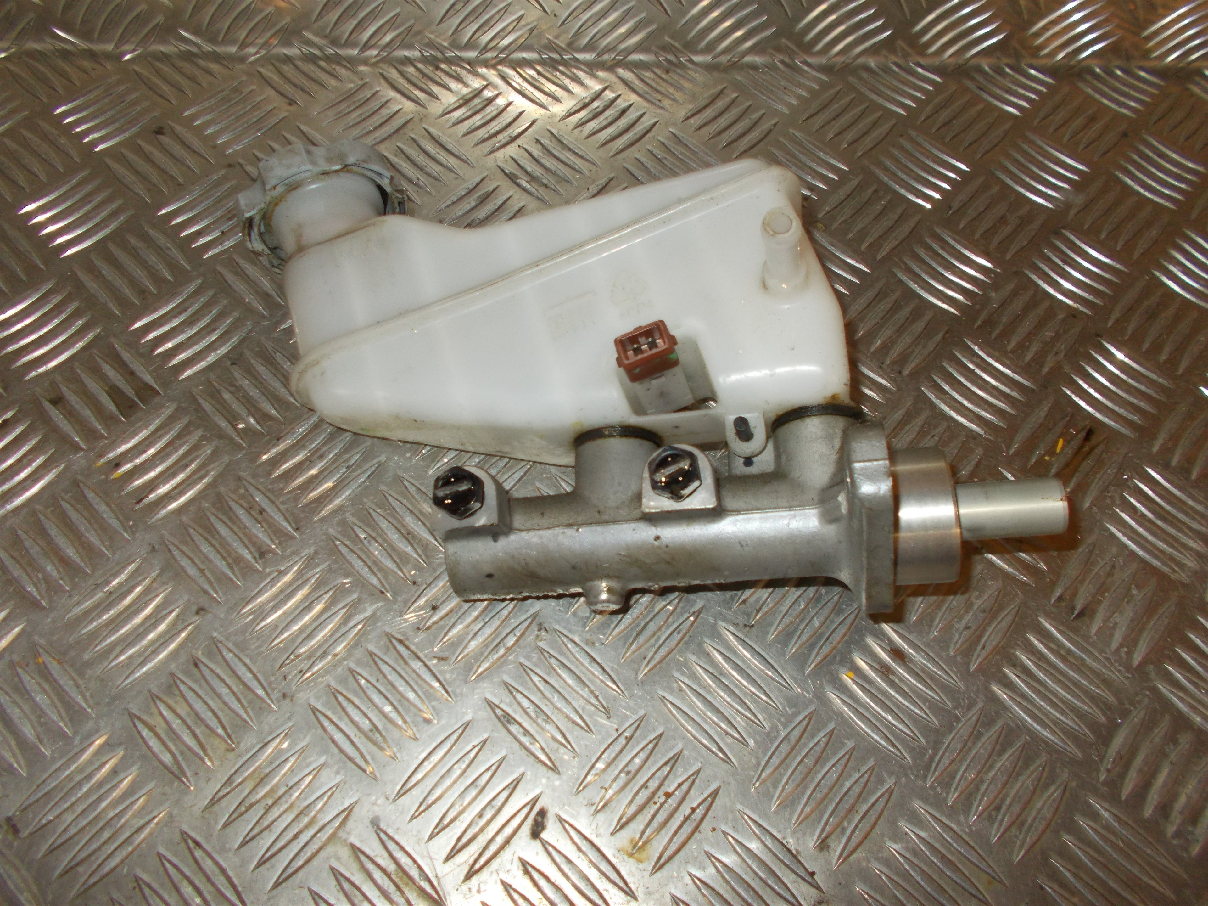 Hyundai I20 Nl Bremsehovedcylinder Med OEM Nr. Ophugger Fra Hyundai Ophugger