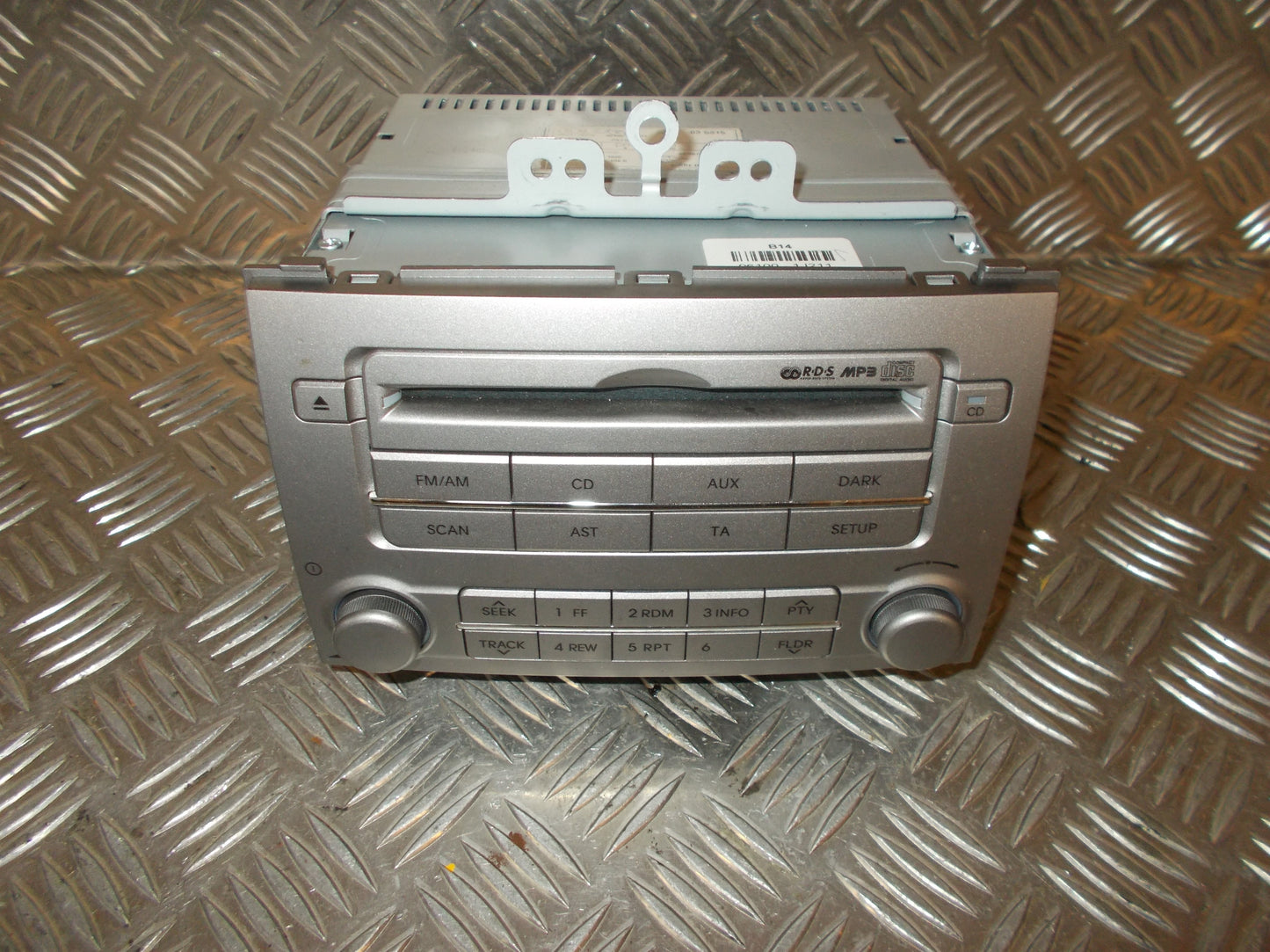 Hyundai I20 NL Radio M/Cd Med OEM Nr. 961001J211 Fra Hyundai Ophugger