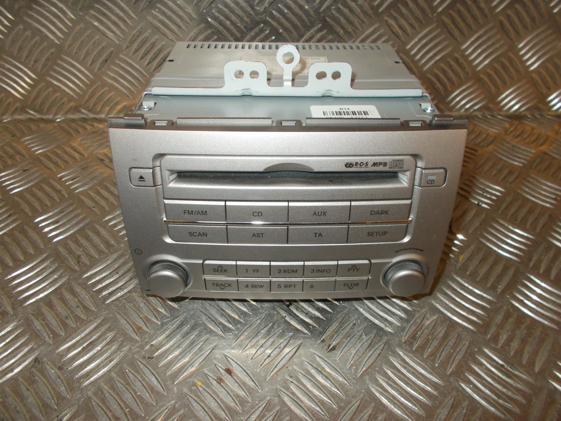 Hyundai I20 NL Radio M/Cd Med OEM Nr. 961001J211 Fra Hyundai Ophugger