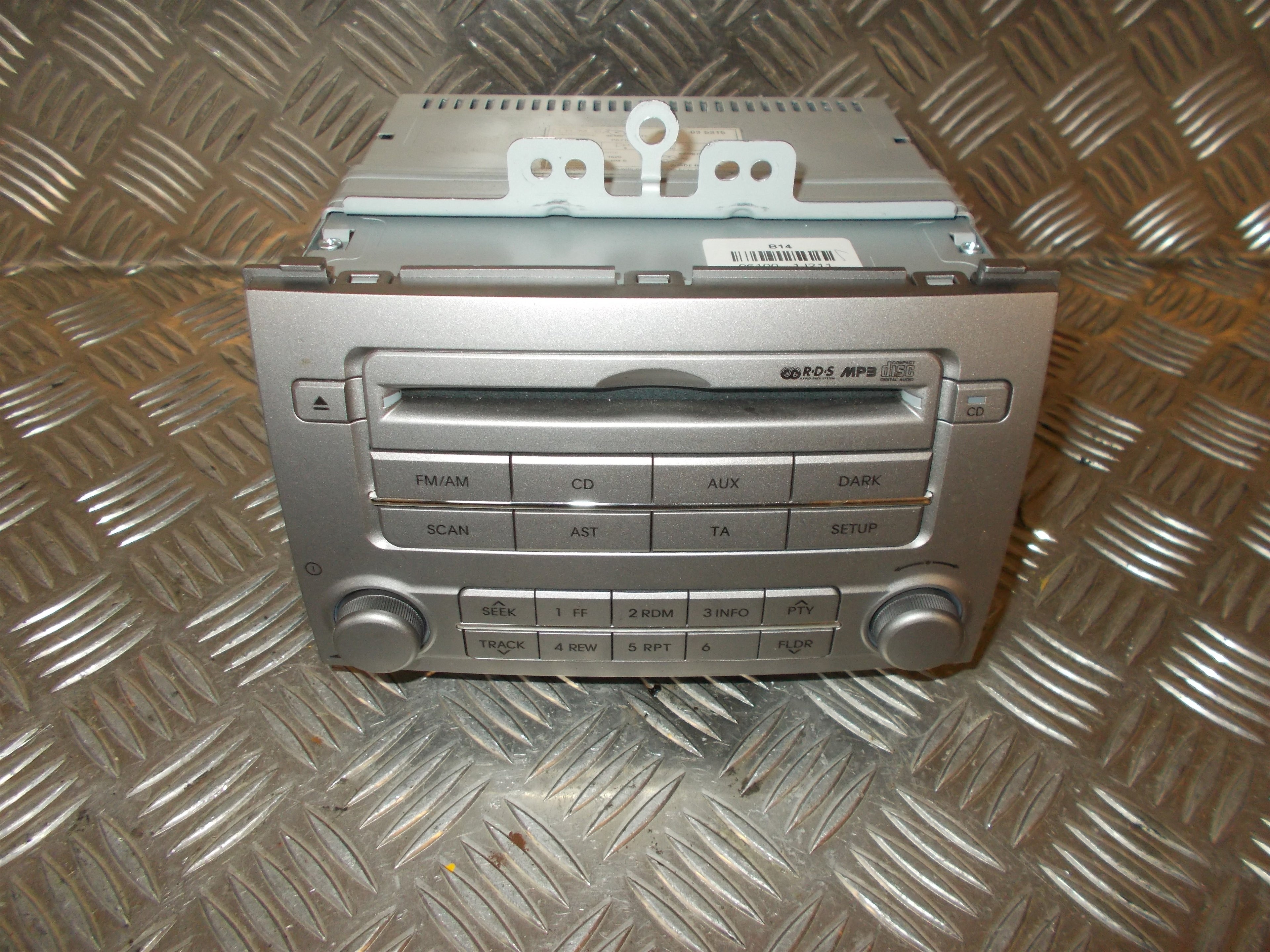 Hyundai I20 Nl Radio M/Cd Med OEM Nr. 961001J211 Fra Hyundai Ophugger