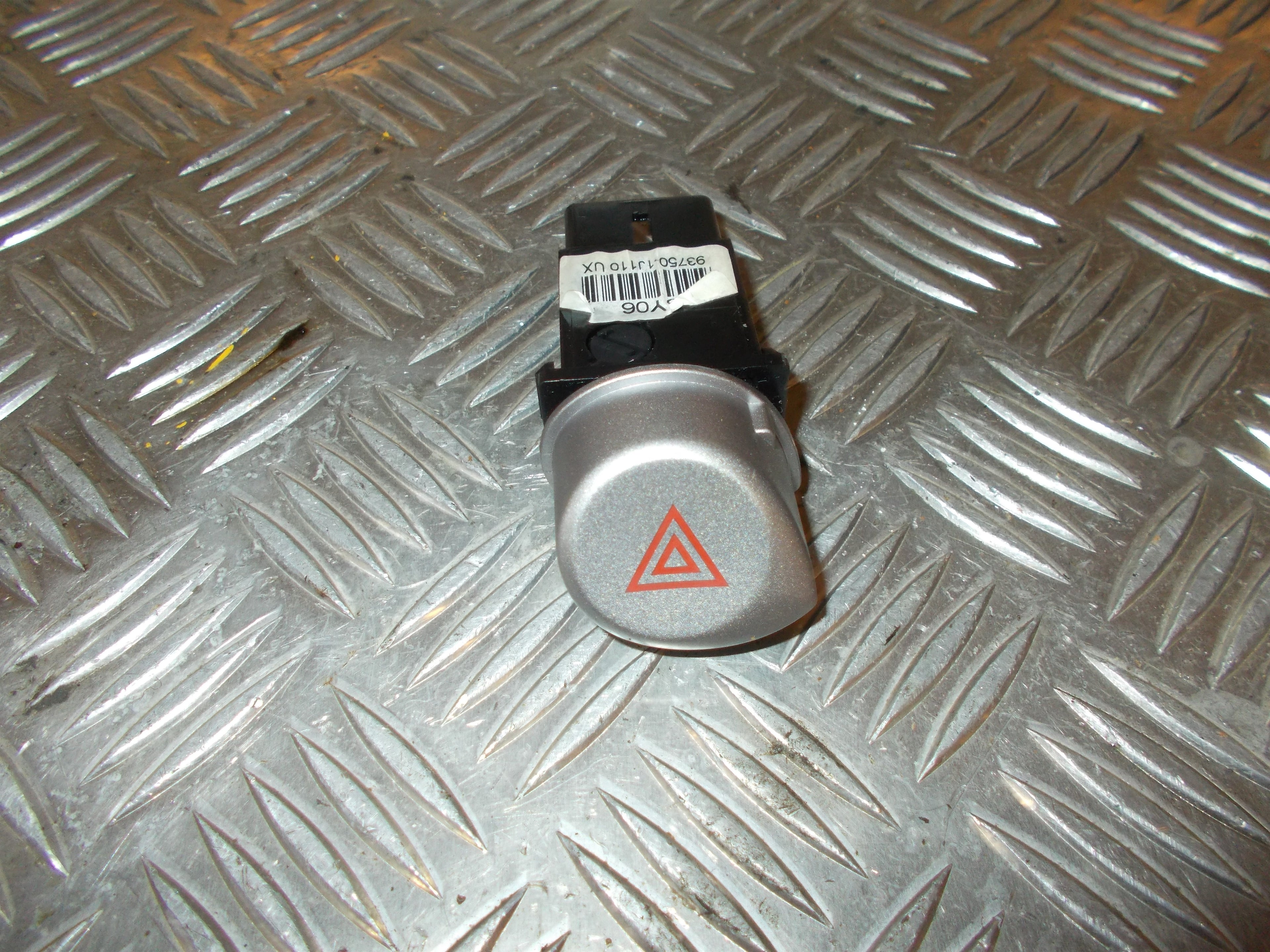 Hyundai I20 Nl Kontakt Katastrofe Med OEM Nr. 937501J110UX Fra Hyundai Ophugger
