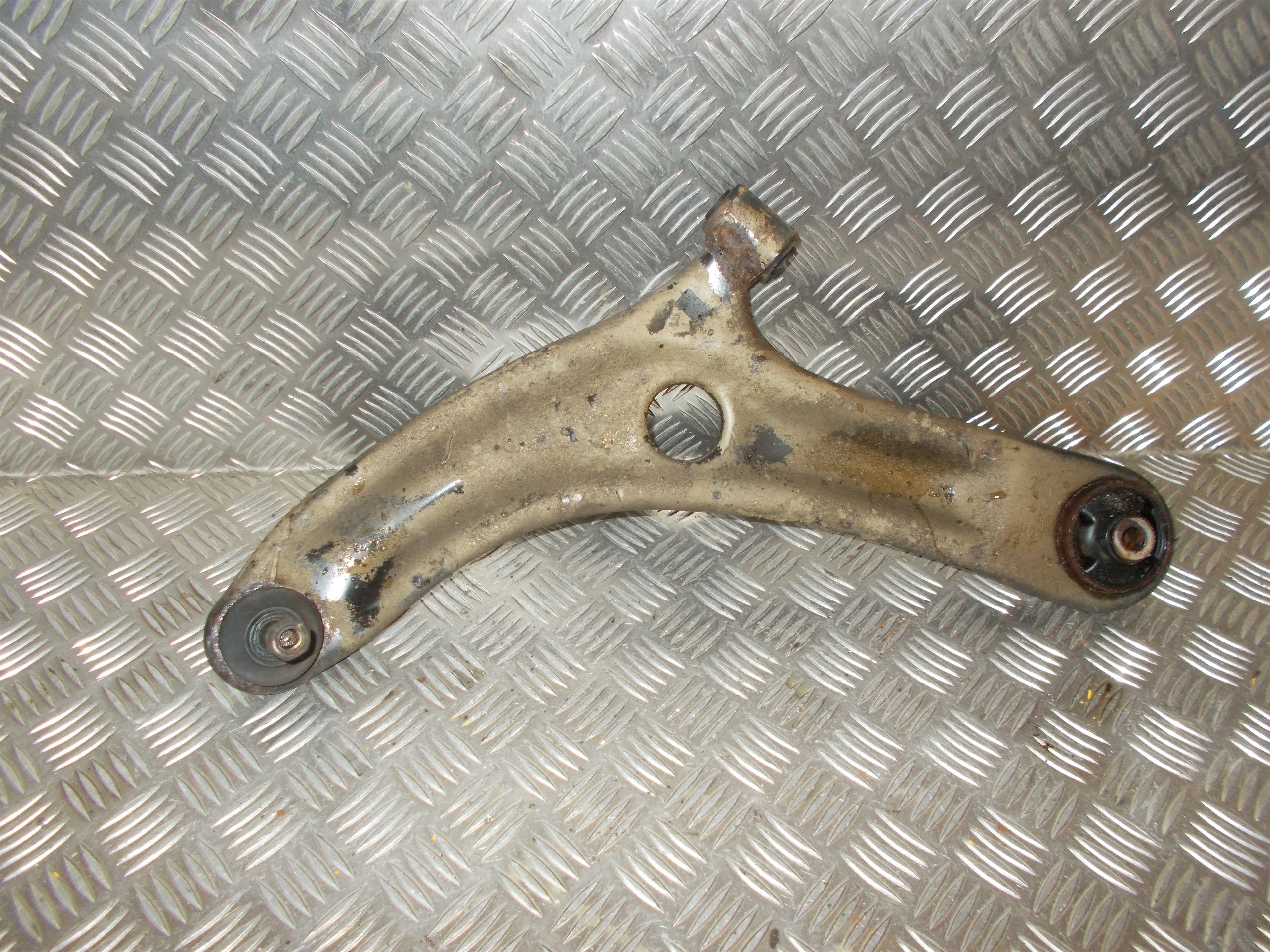 Hyundai I20 Nl Bærearm F.N. V Med OEM Nr. 545001J500 Fra Hyundai Ophugger
