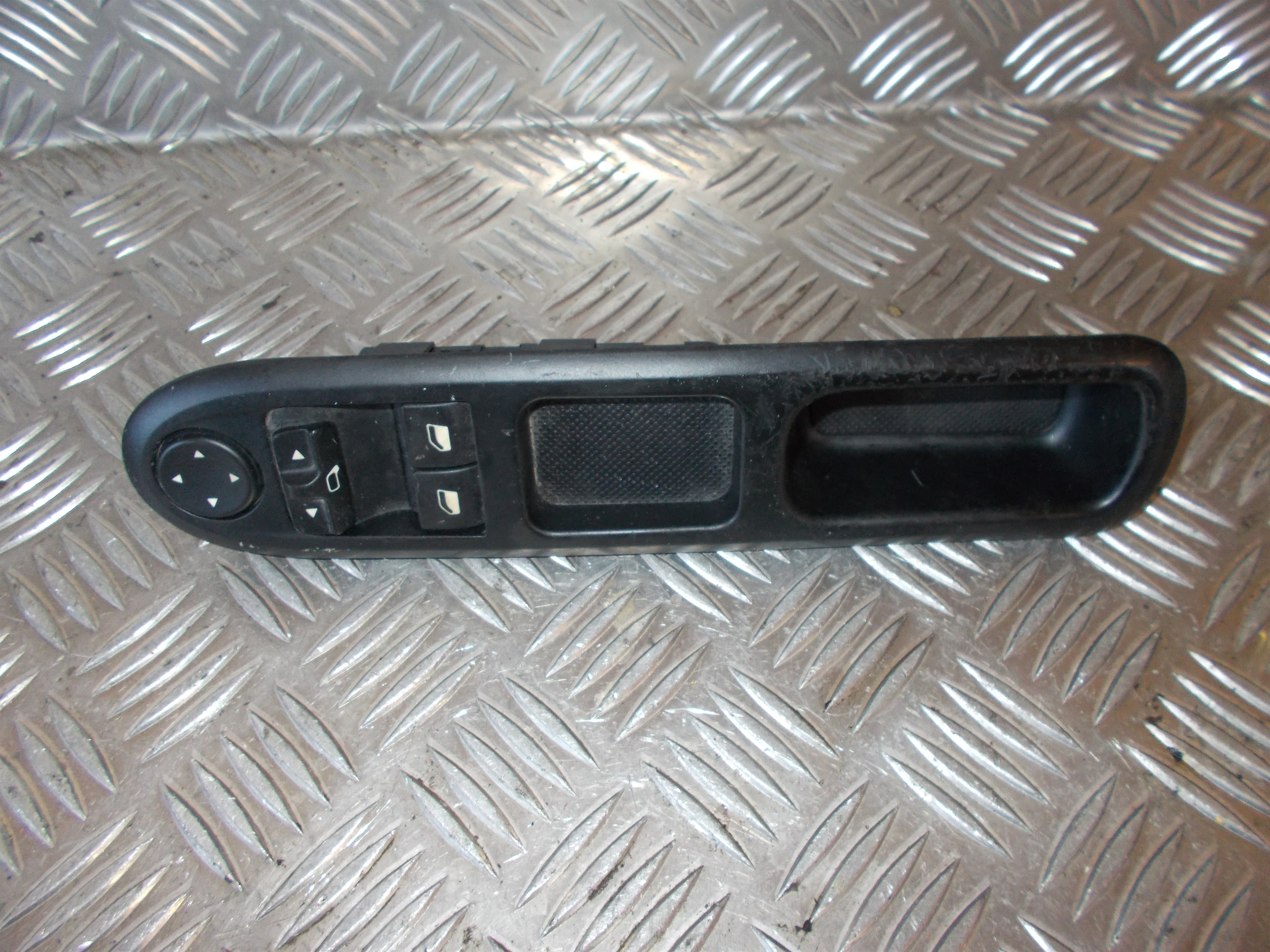 Peugeot 407 Kontakt Rudehejs Med OEM Nr. 96468705XT Fra Peugeot Ophugger