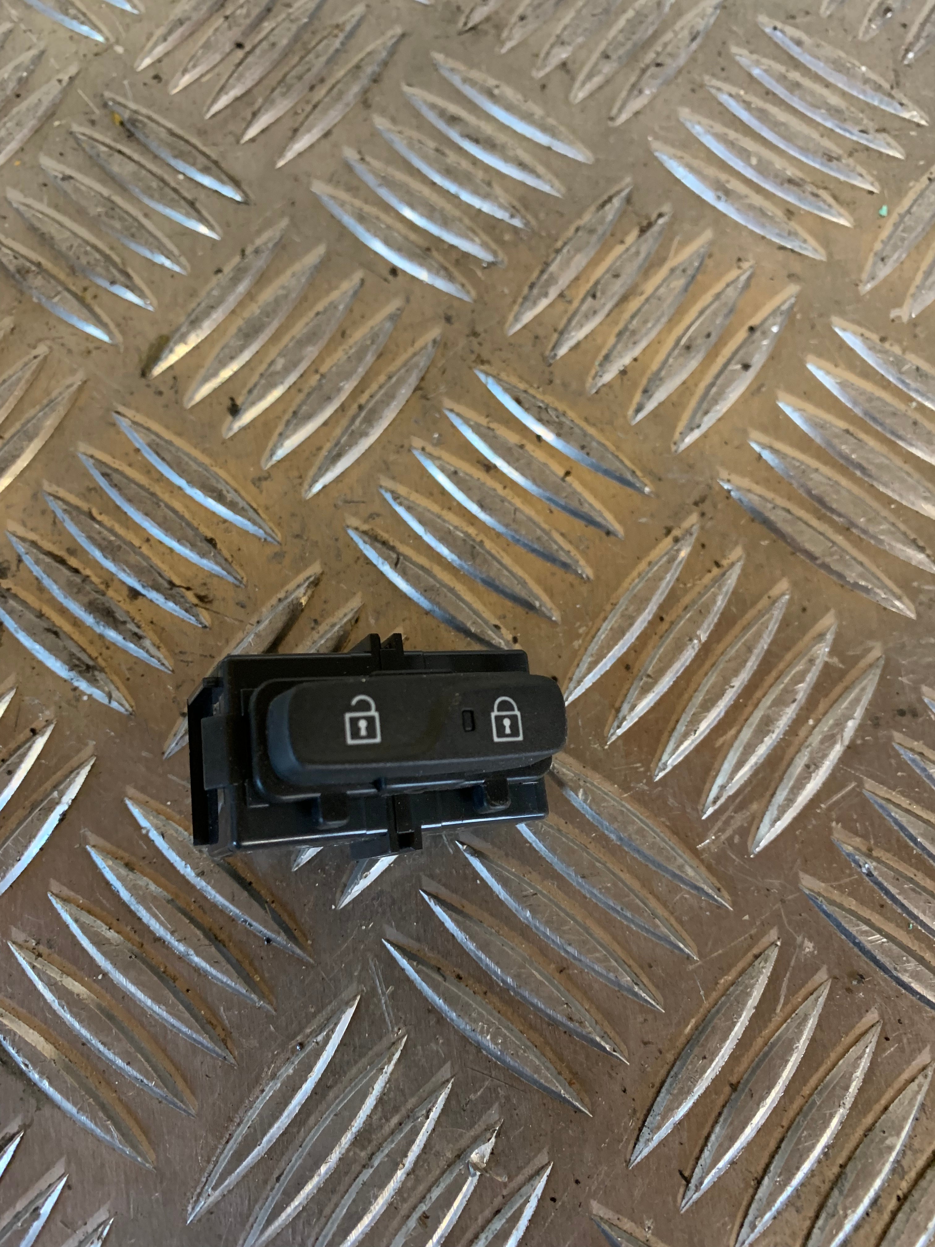 Volvo S60/V60 Kontakt Diverse Med OEM Nr. 31318990 Fra Volvo Ophugger