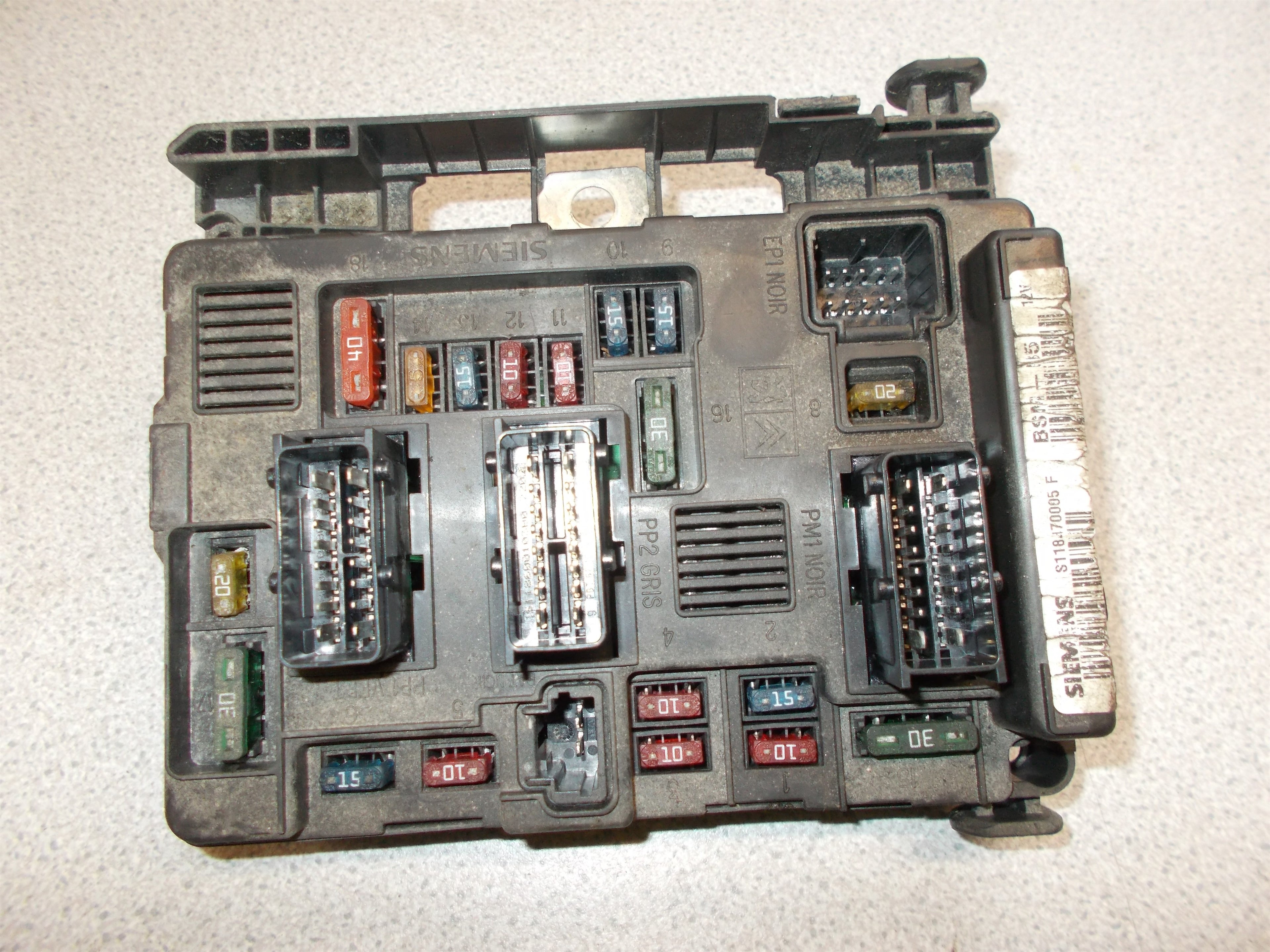 Citroen C3 Sikringsboks Med OEM Nr. 9643498680 Fra Citroen Ophugger