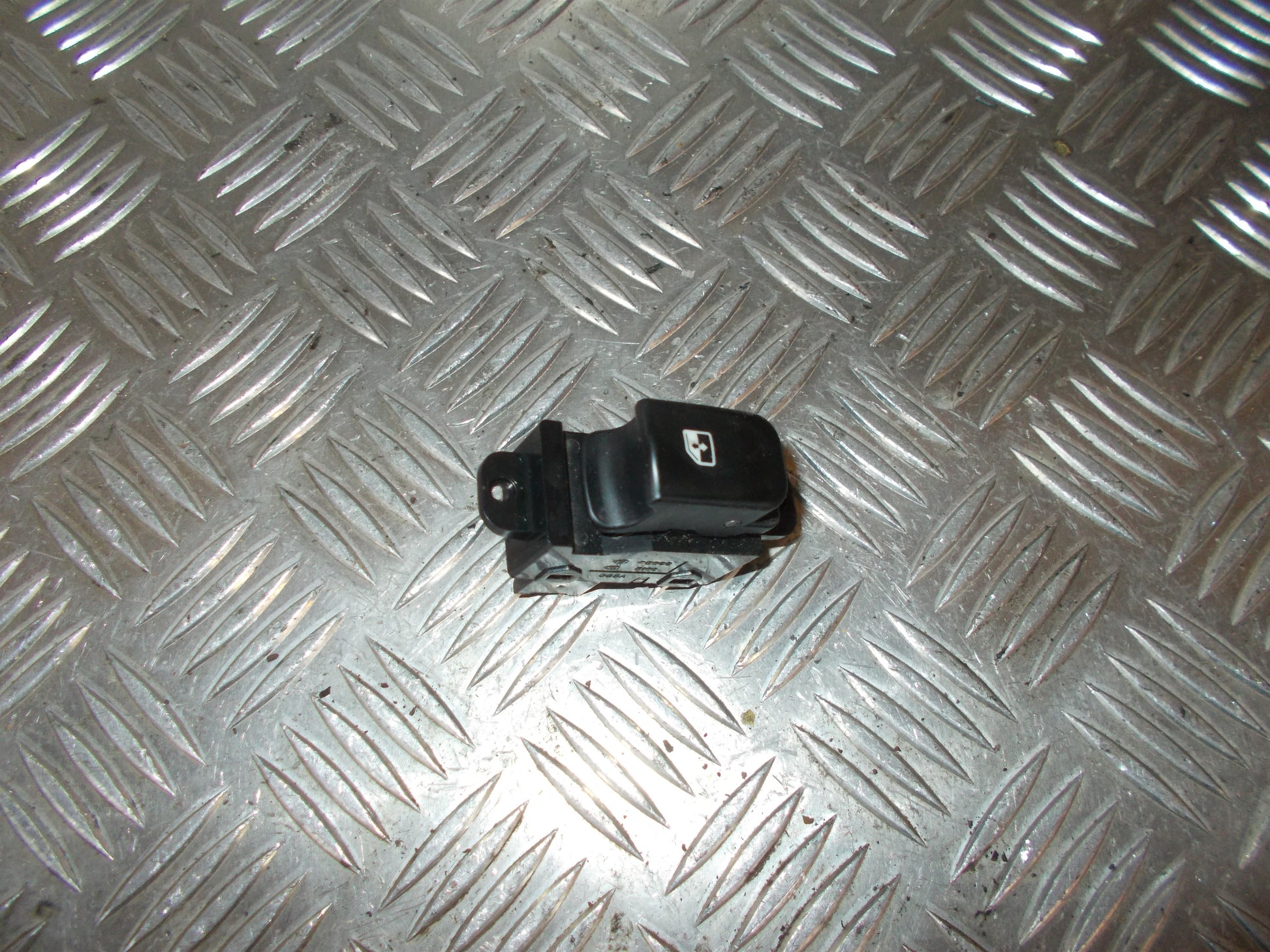 Hyundai I20 NL Kontakt Rudehejs Med OEM Nr. Ophugger Fra Hyundai Ophugger